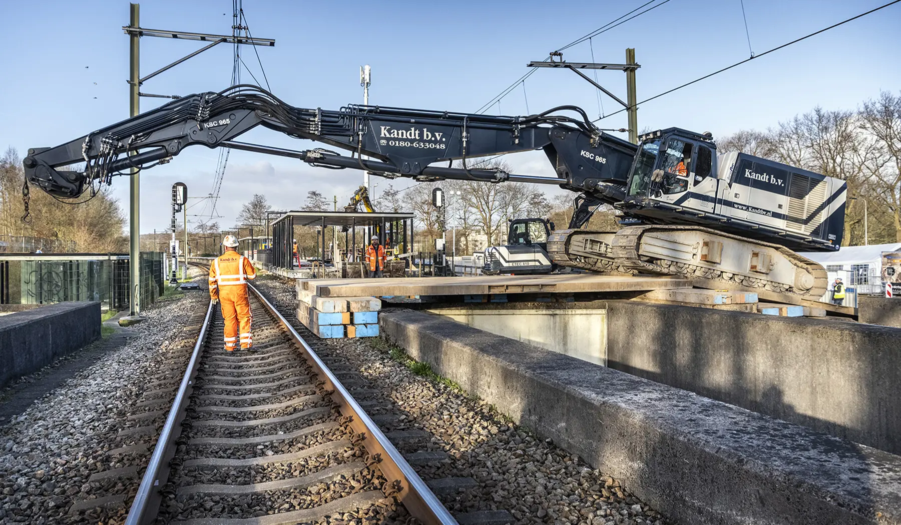 Een hydraulische kraan wordt opgesteld om de damwanden in te trillen