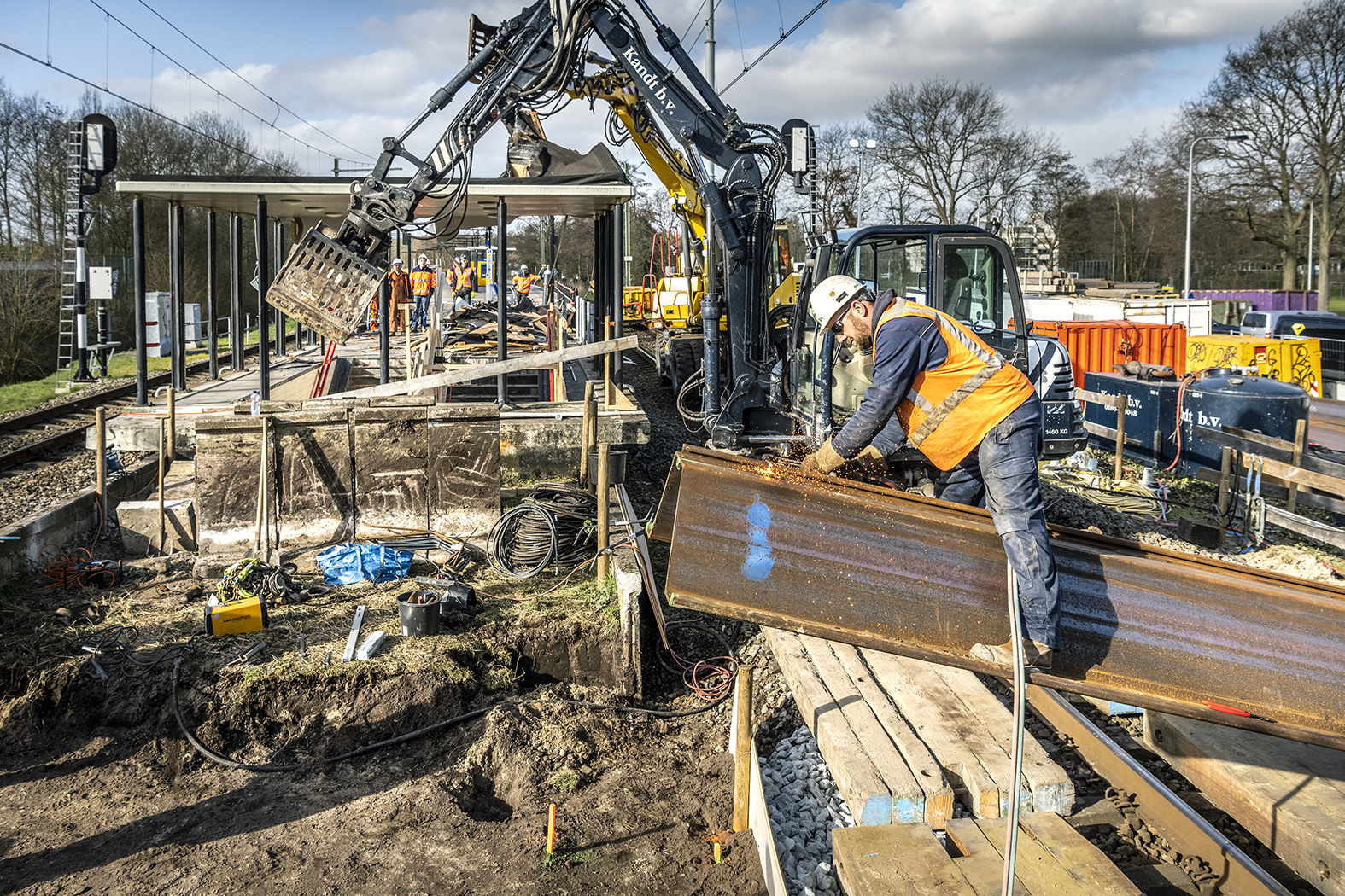 De damwand wordt vastgemaakt om opgehesen te worden