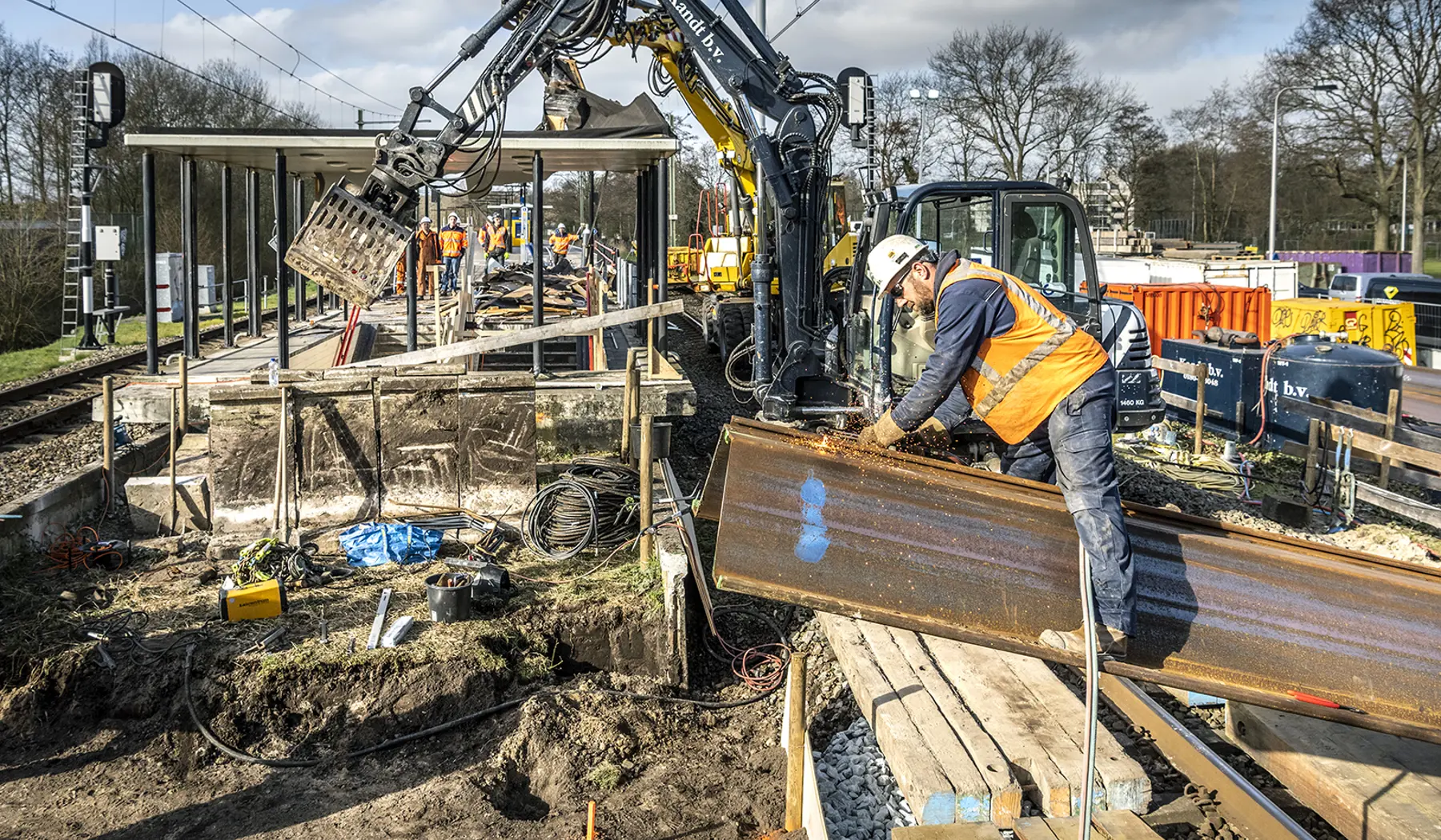 De damwand wordt vastgemaakt om opgehesen te worden