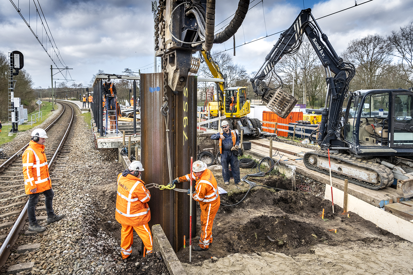 De damwand gaat de grond in