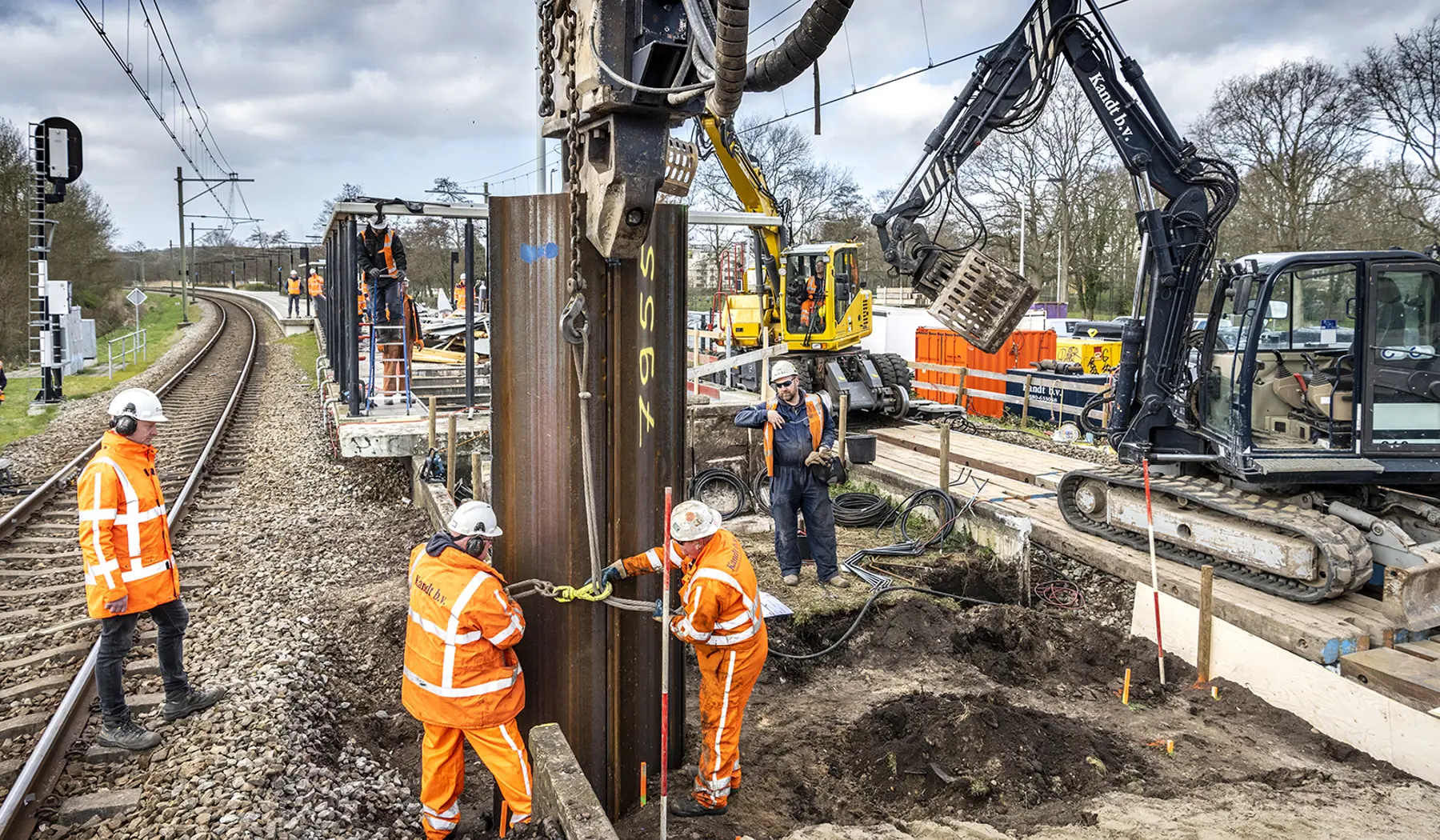 De damwand gaat de grond in