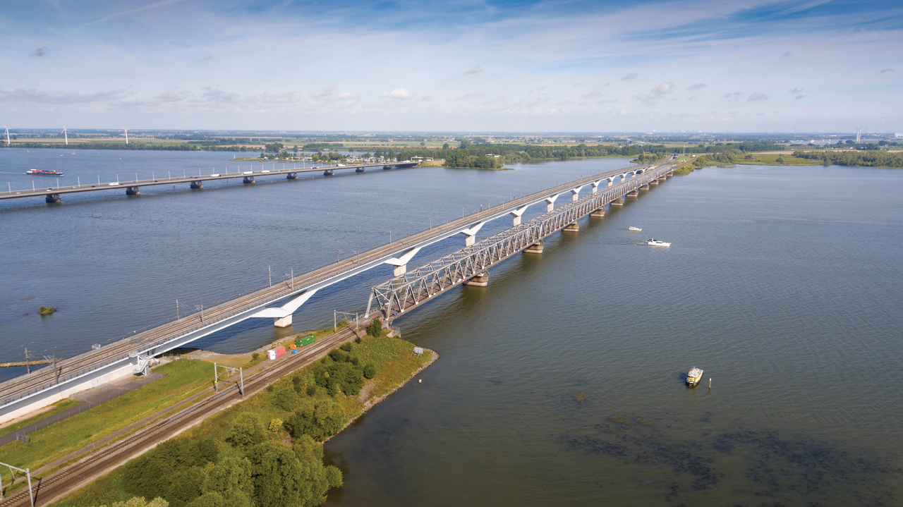 Dronebeeld van de Moerdijkbrug