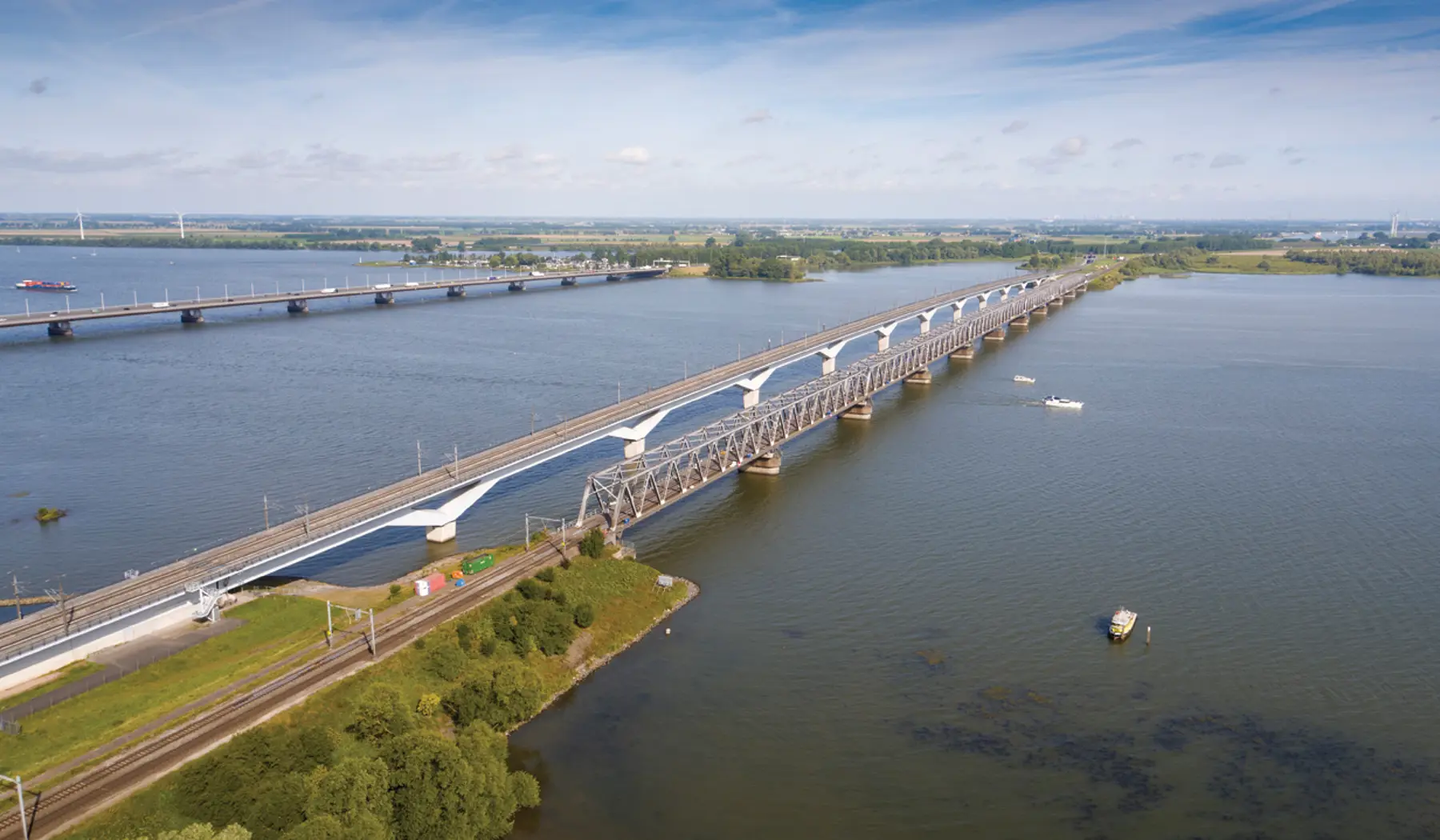 Dronebeeld van de Moerdijkbrug
