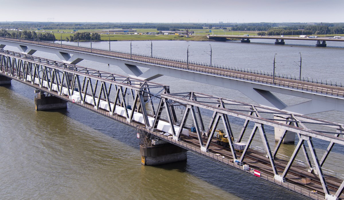 Dronebeeld van de Moerdijkbrug