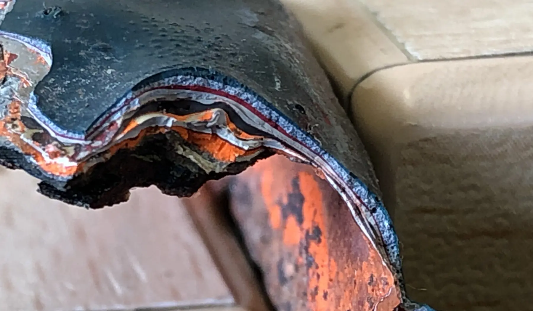 Renovatie van de constructie, waarbij de historische verflagen zichtbaar zijn