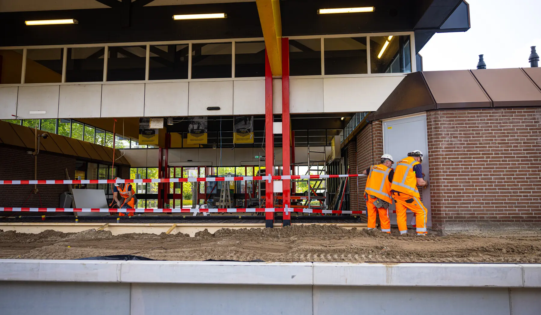 De entree van station Hoogeveen is vernieuwd