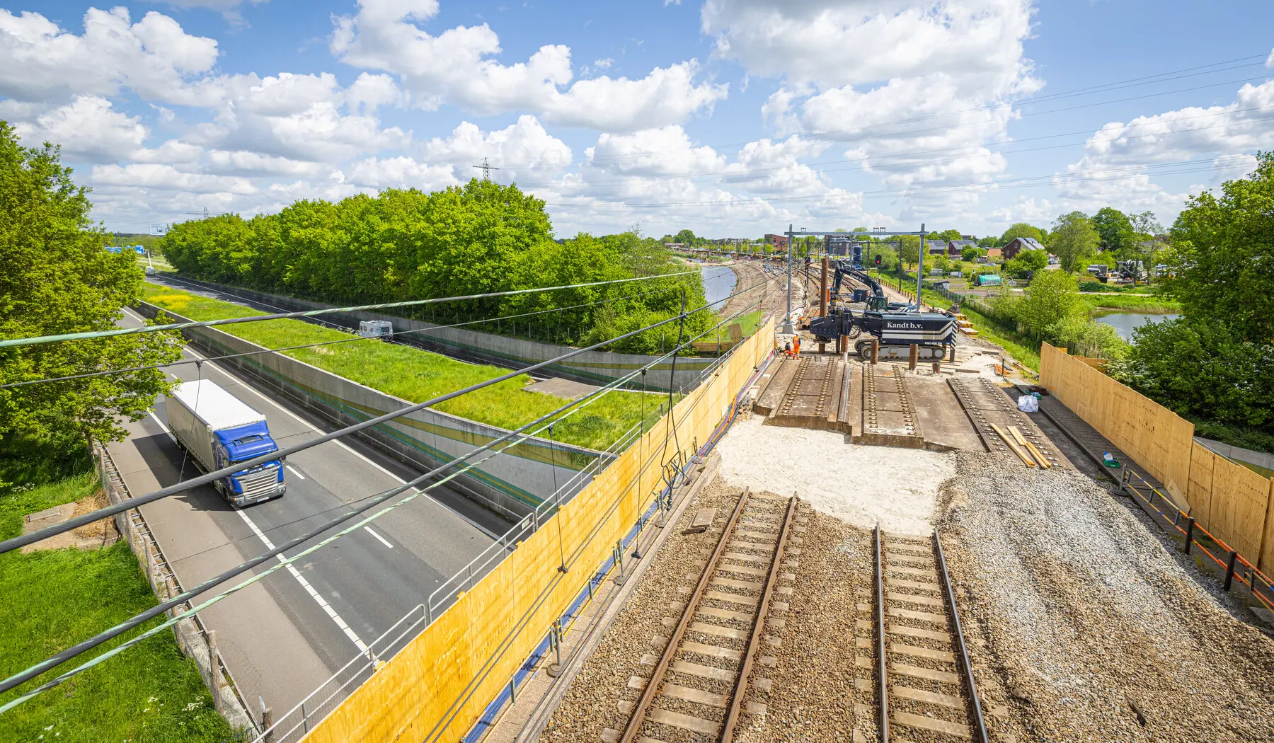 Voorbereiding verleggen spoorboog: aanpassingen aan het viaduct over de A28