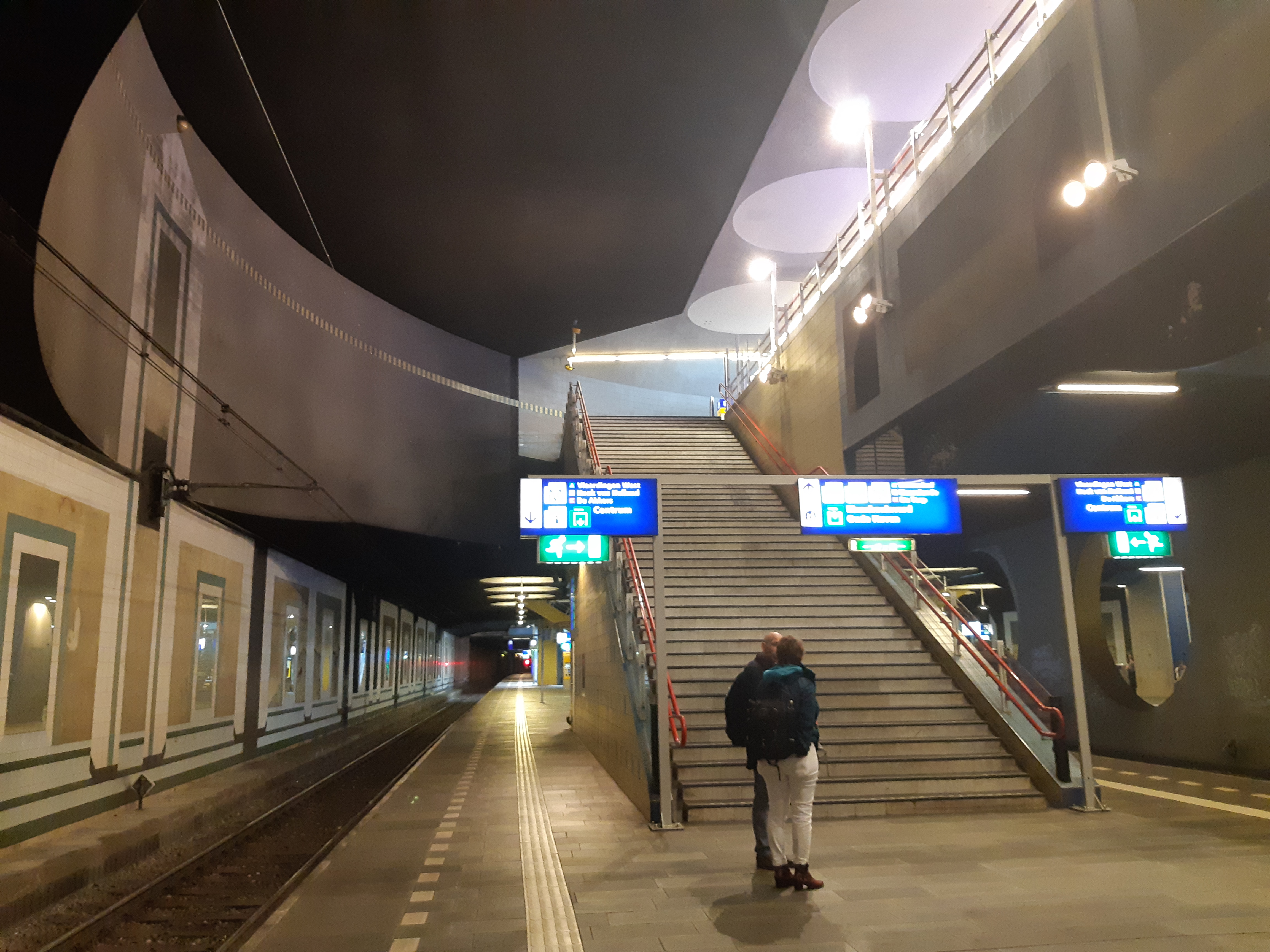 Huidig station Rotterdam Blaak met open trappen. Copyright Movares, fotograaf Rindert van den Toren
