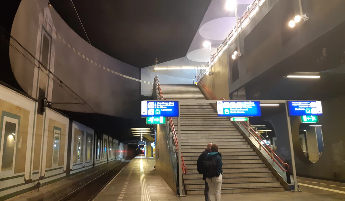 Huidig station Rotterdam Blaak met open trappen. Copyright Movares, fotograaf Rindert van den Toren