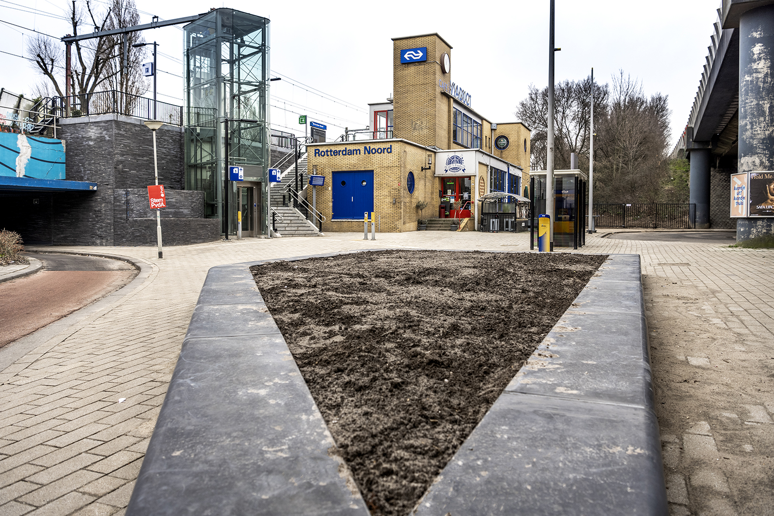 Ook het plein voor het station hebben we netjes gemaakt