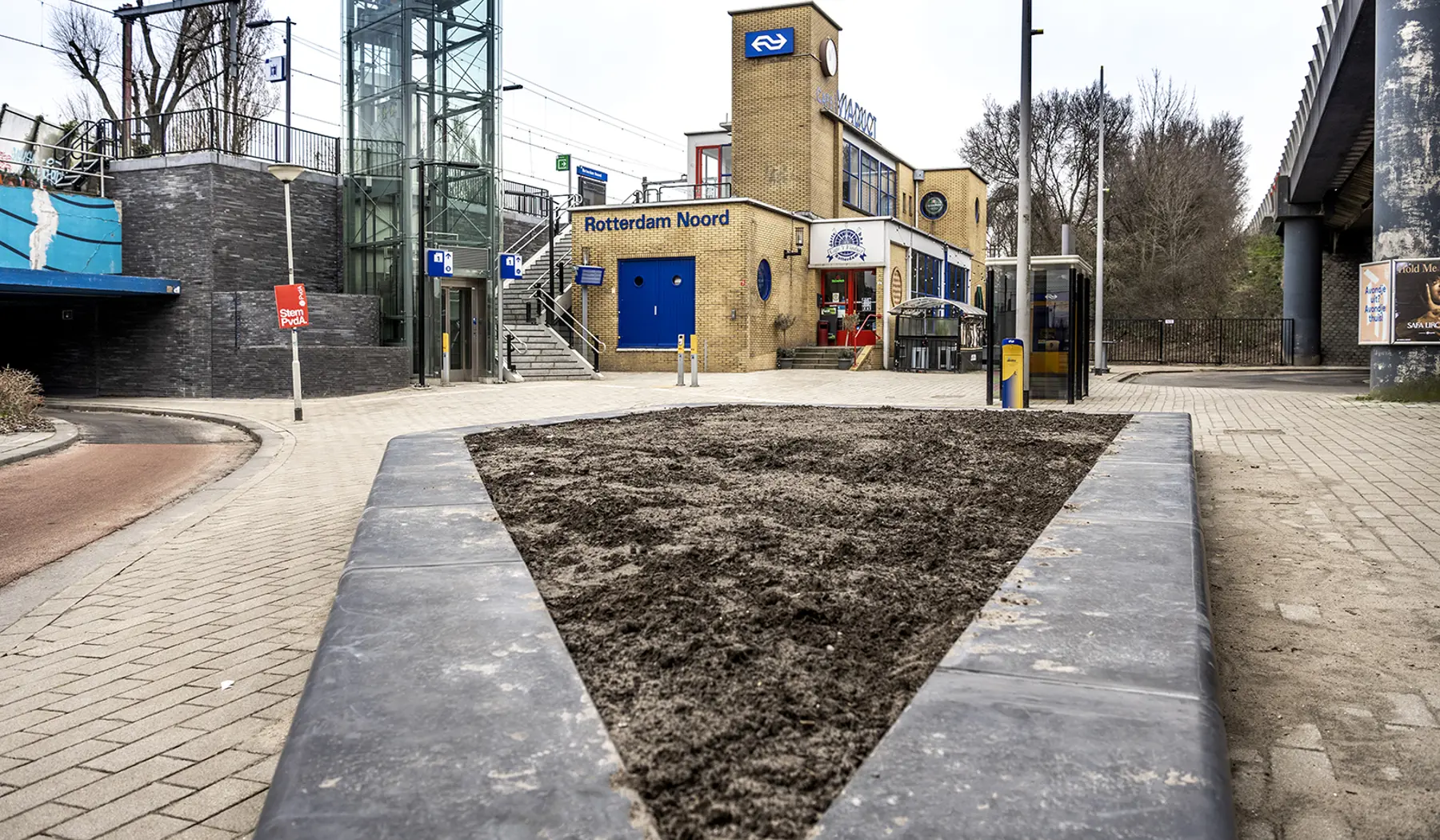 Ook het plein voor het station hebben we netjes gemaakt