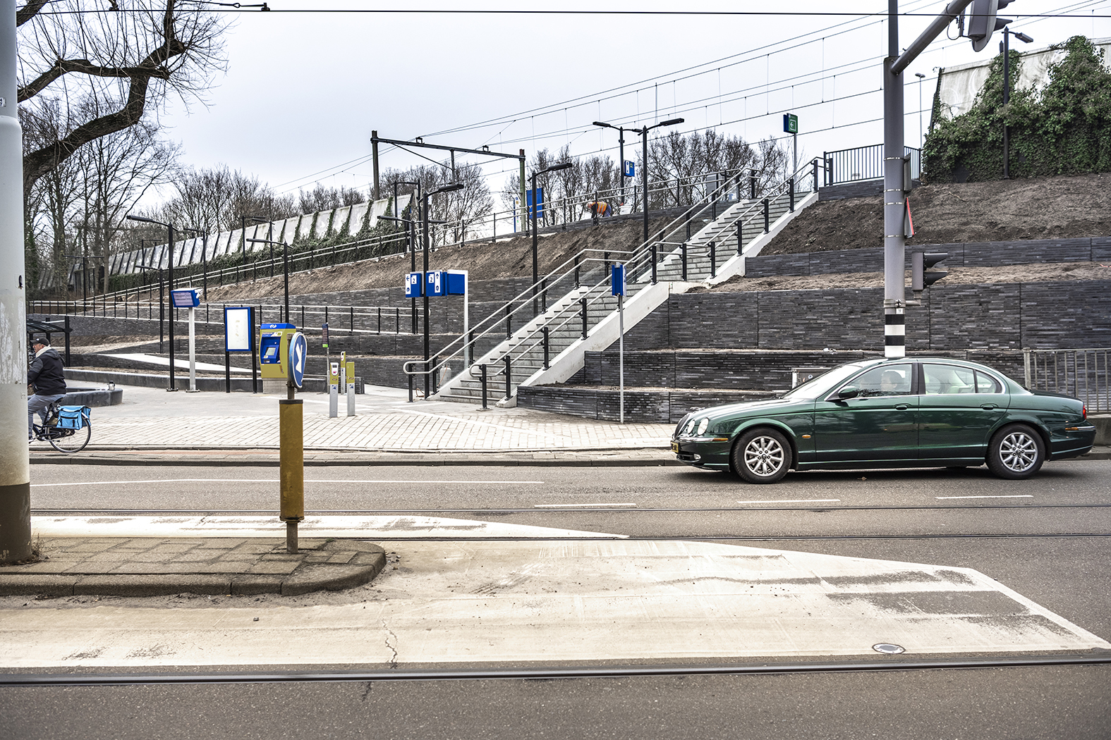 Trap naar het perron op station Rotterdam Noord