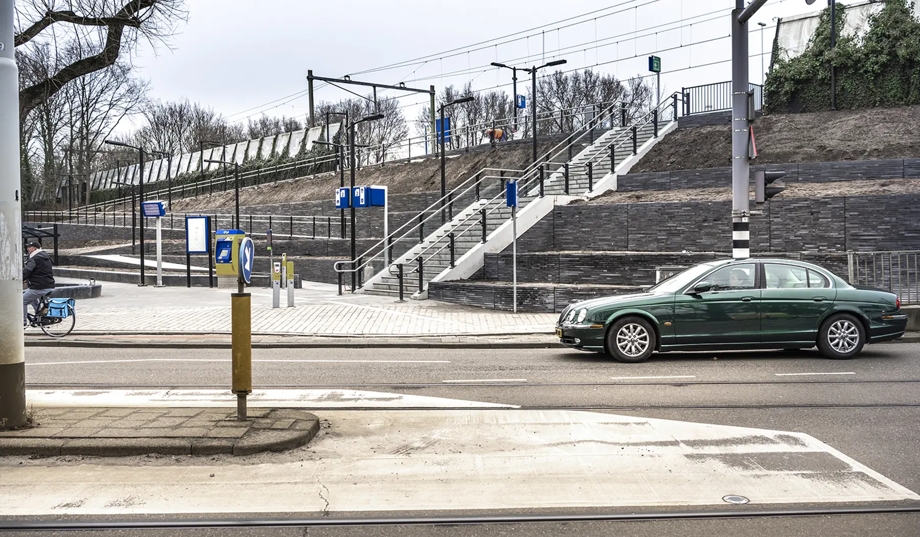Trap naar het perron op station Rotterdam Noord