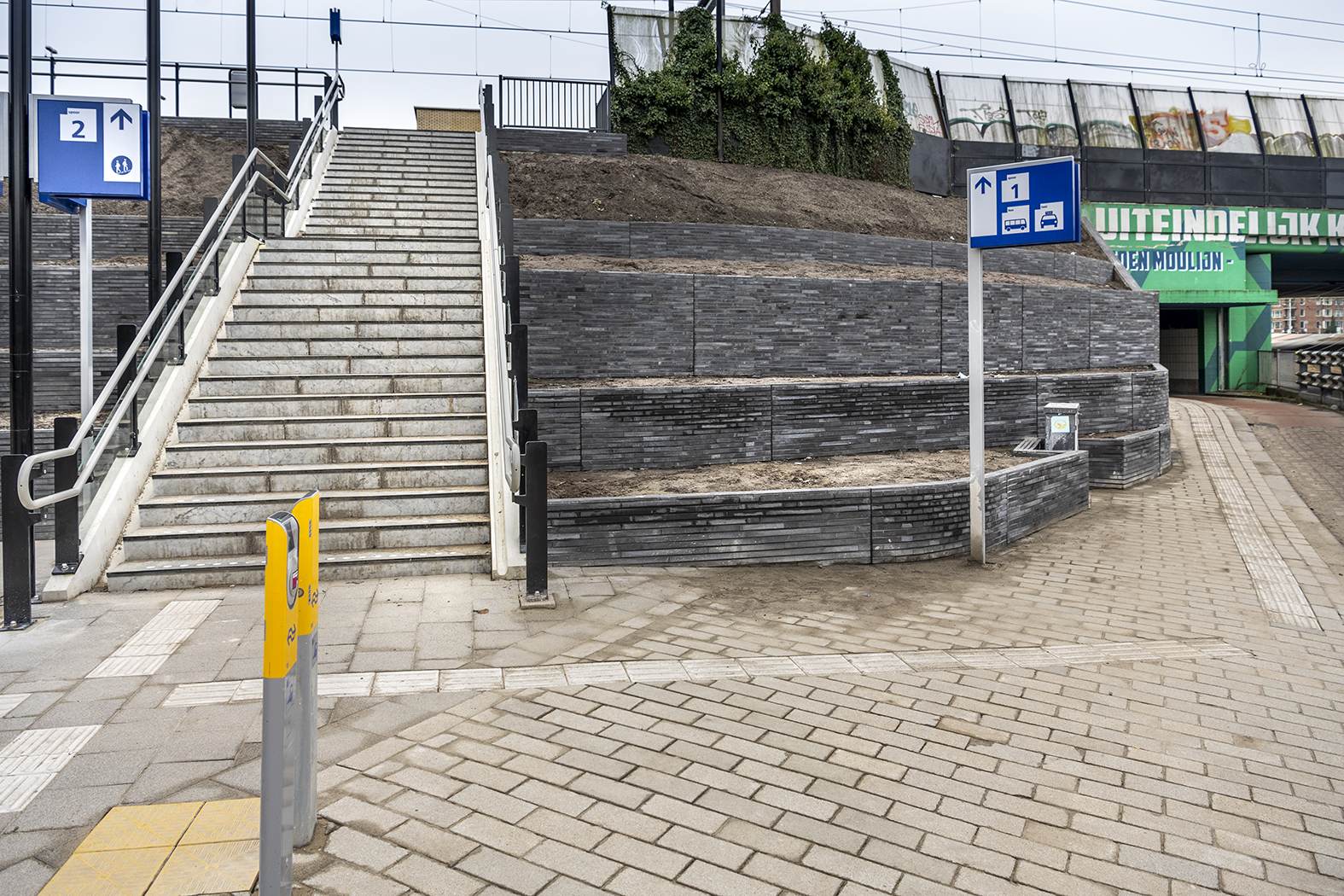 Het talud is ook verfraaid