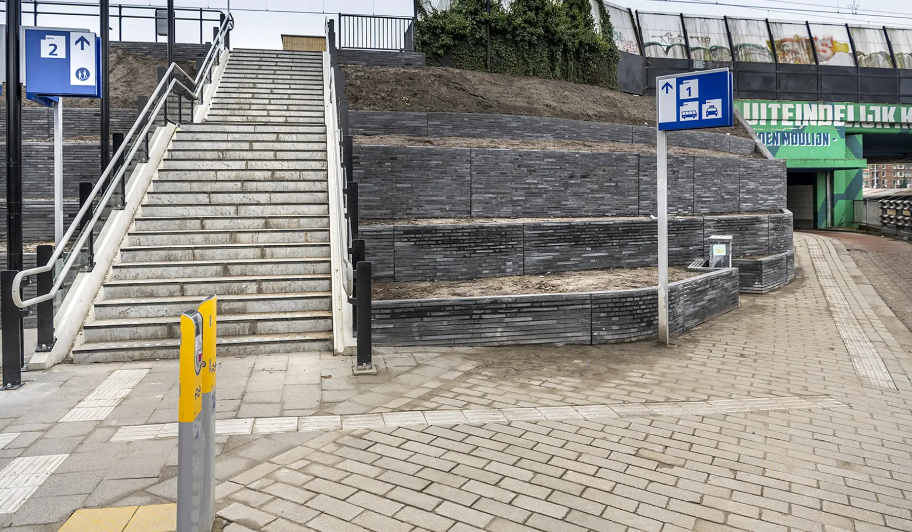 Het talud is ook verfraaid