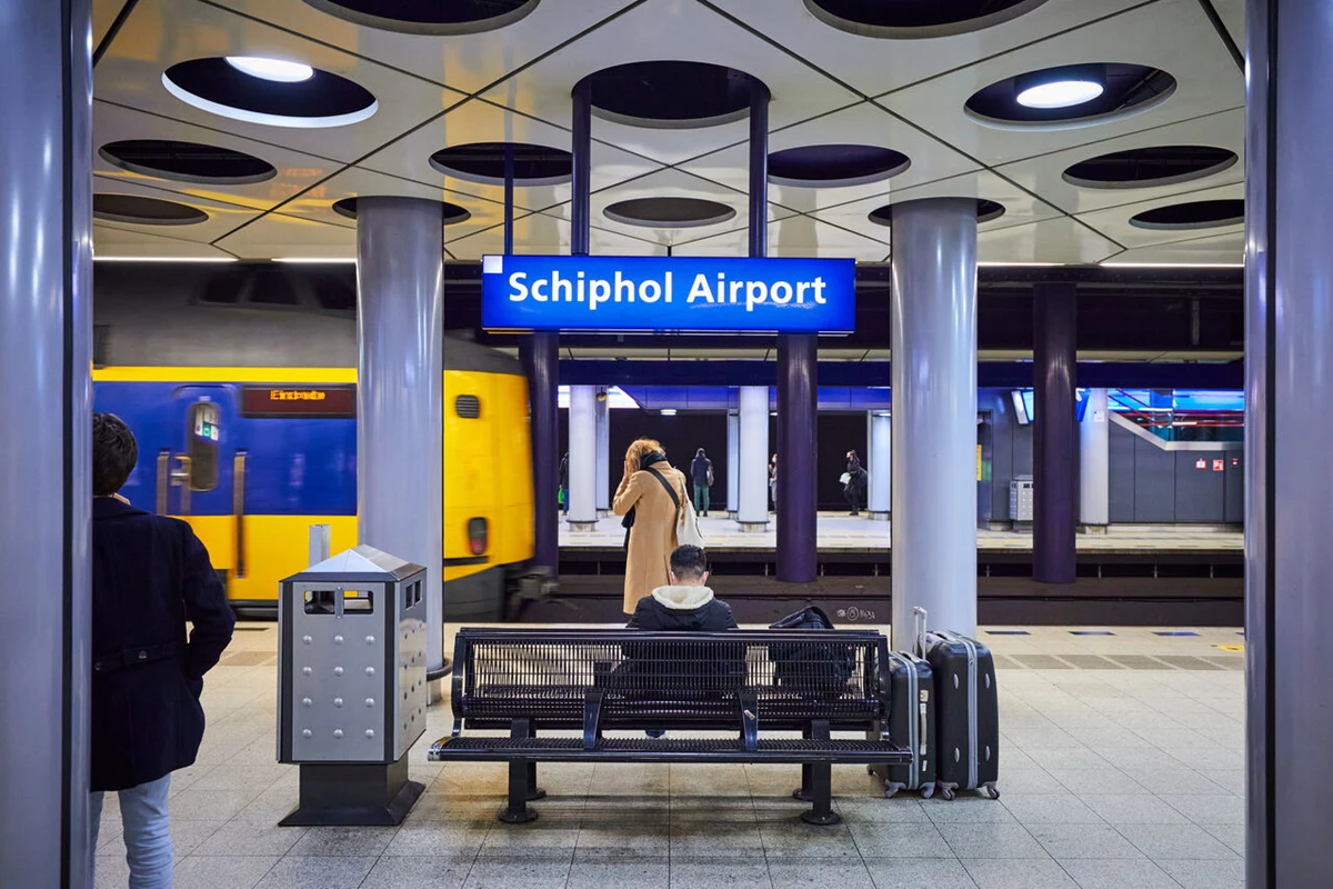 Een perron op station Schiphol Airport