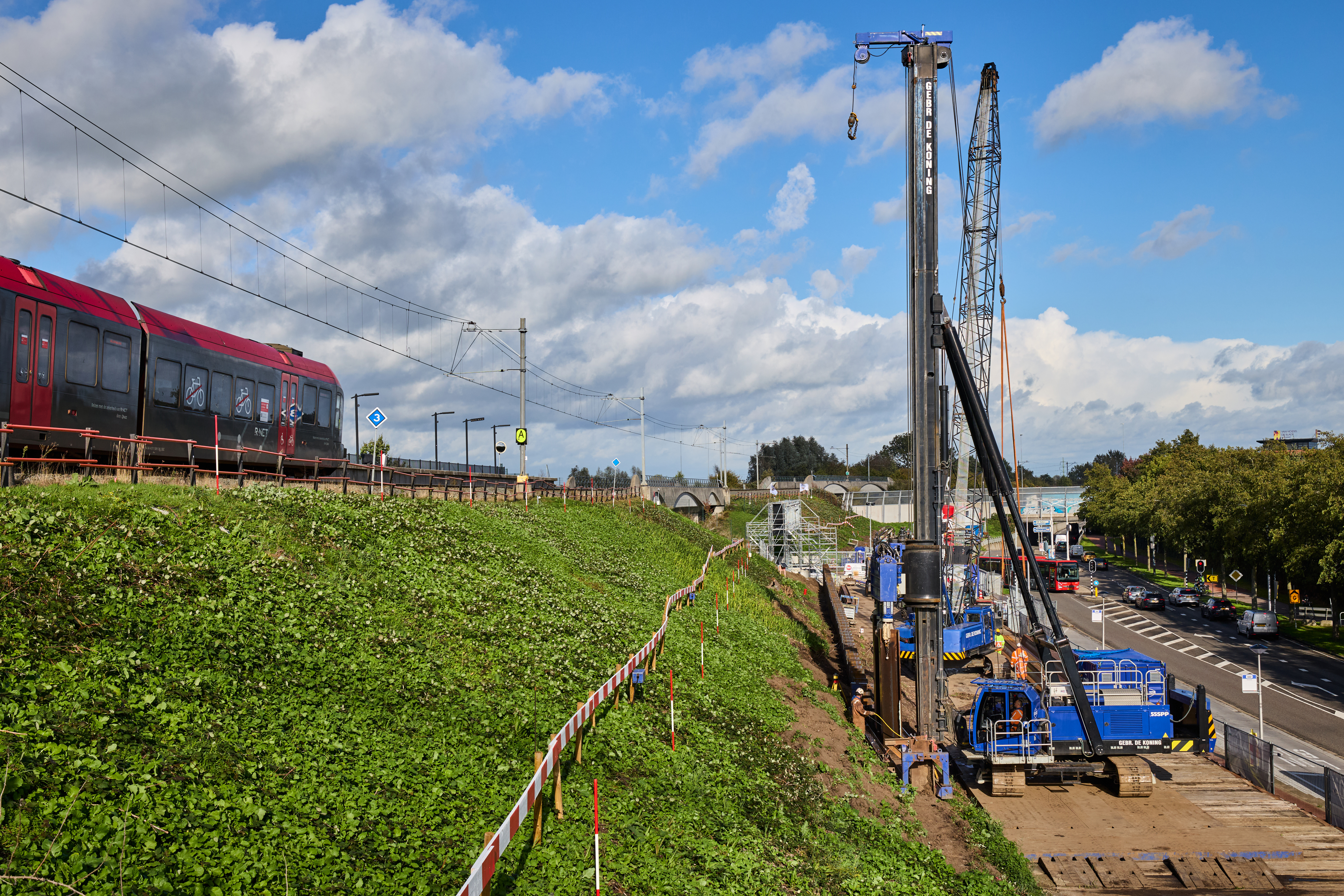 In september 2026 is het verstevigen begonnen: we drukken damwanden de grond in en zetten die vast met lagen ankers