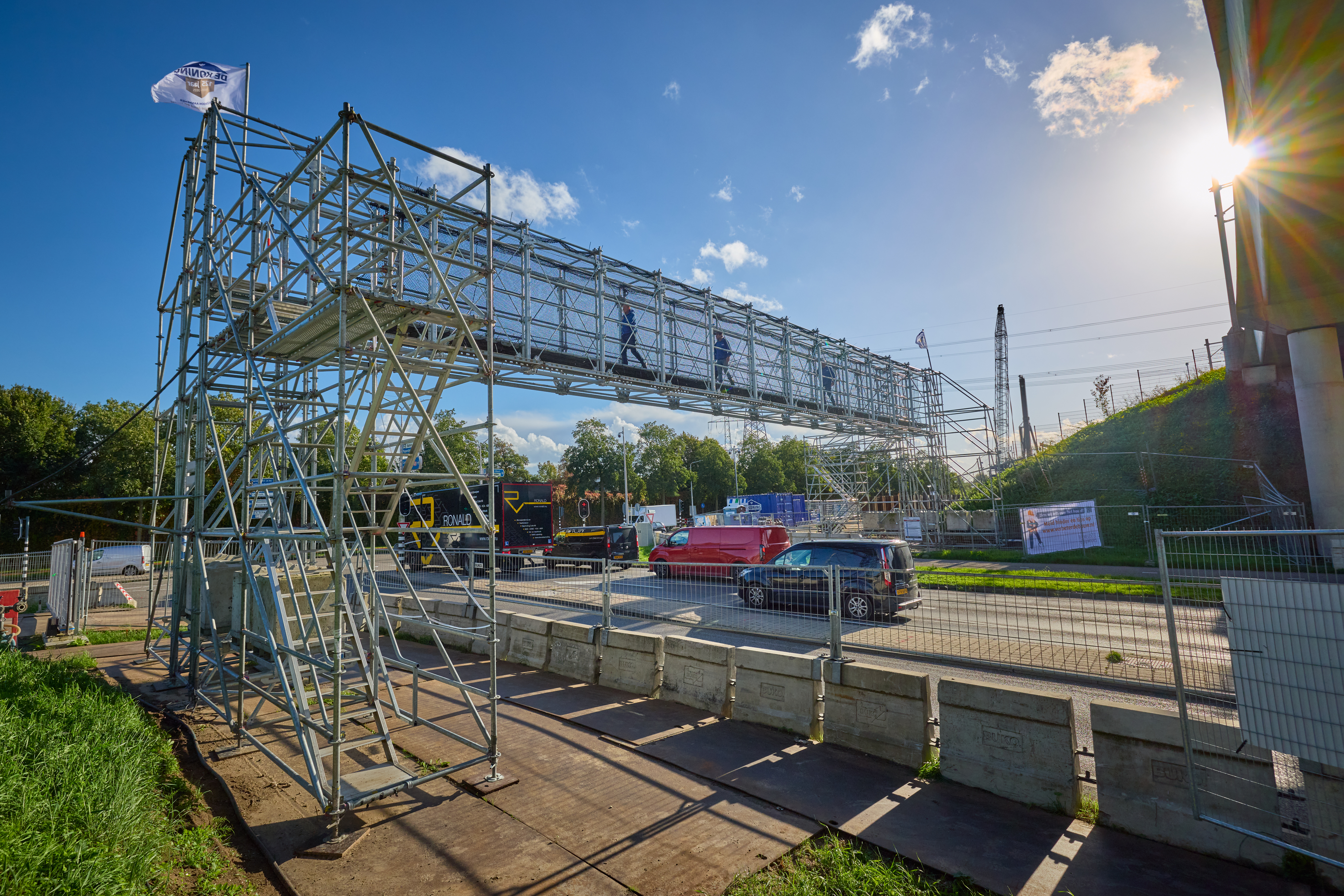 Een loopbrug voor de veiligheid van medewerkers en om stremming van het verkeer te voorkomen