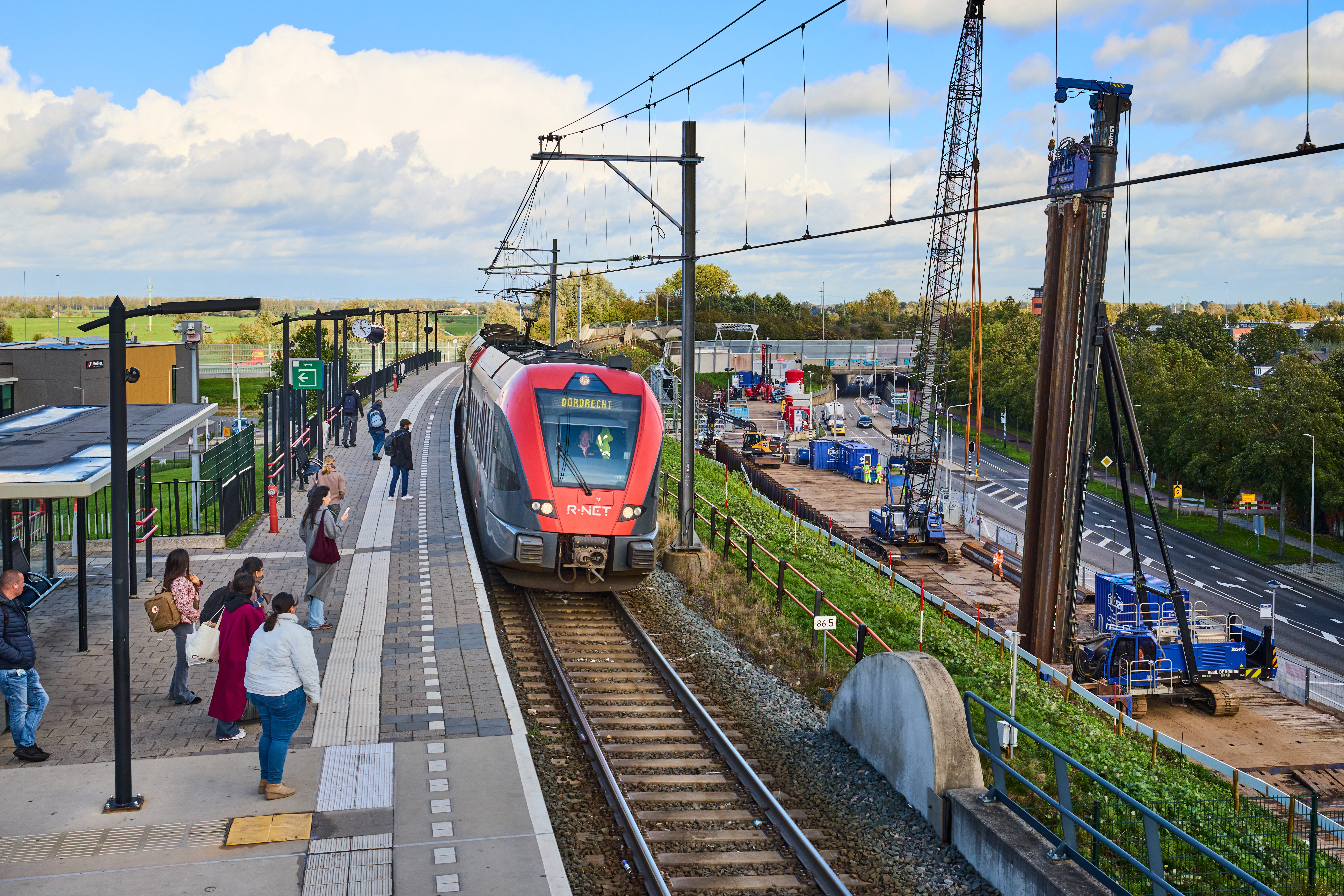 We verstevigen het talud aan de binnenboog langs de Parallelweg. Vanwege vervormingen in het talud moeten treinen zich aan een tijdelijke snelheidsbeperking houden van 40 kilometer per uur