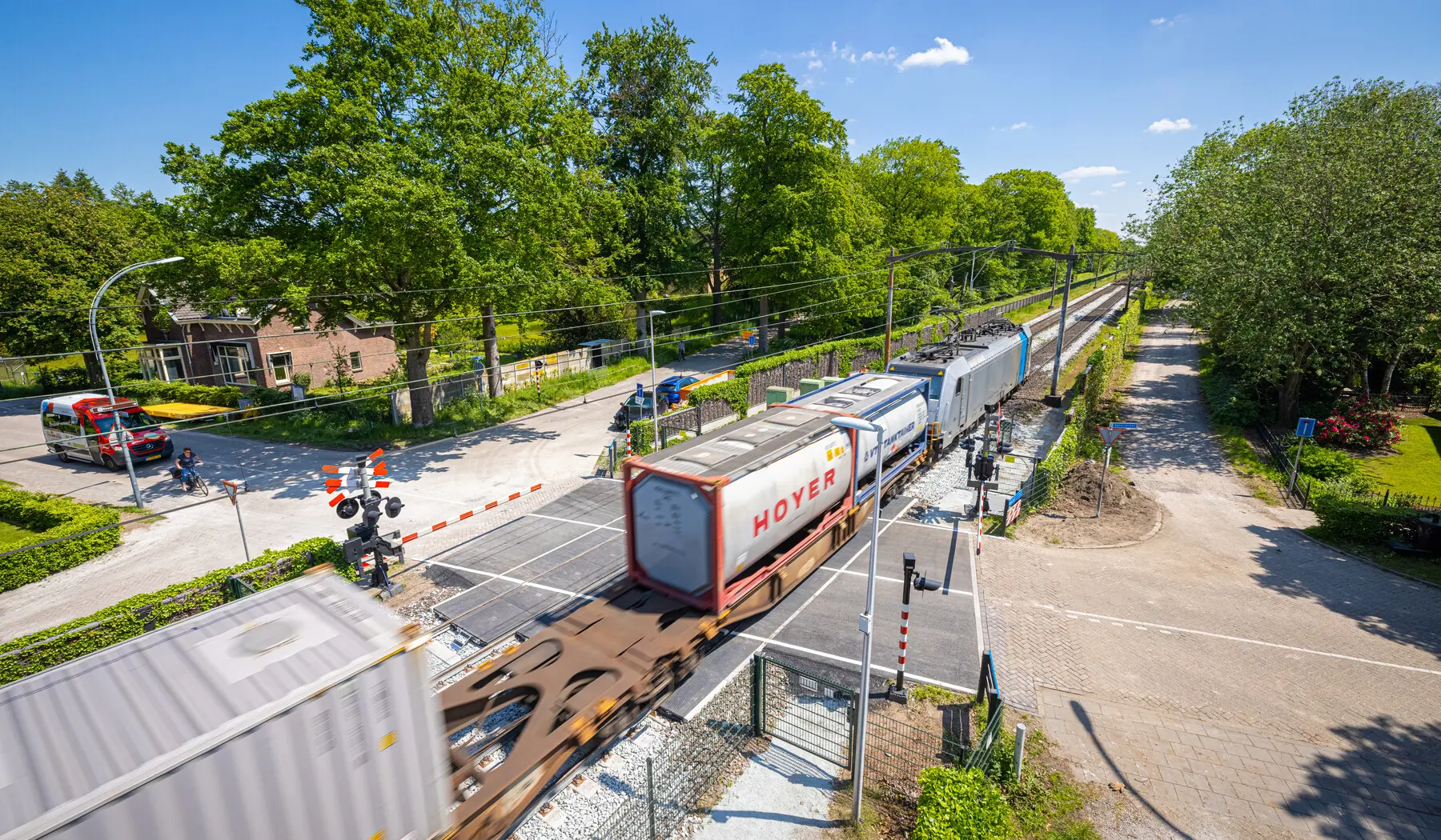 Goederentrein rijdt over de STRAIL overweg