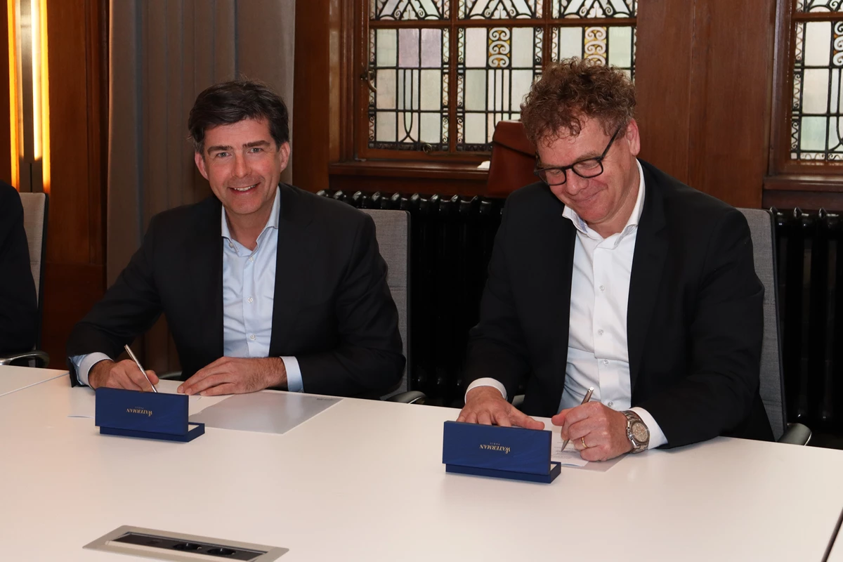 De overeenkomst tussen BAM Infra Nederland en ProRail worden ondertekend