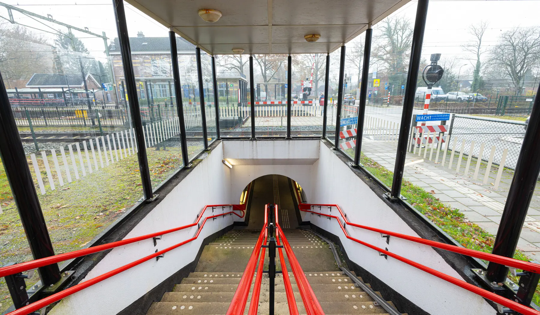 De huidige voetgangerstunnel met toegang tot spoor 2 en 3 verdwijnt; we maken het station ook toegankelijk voor mindervaliden