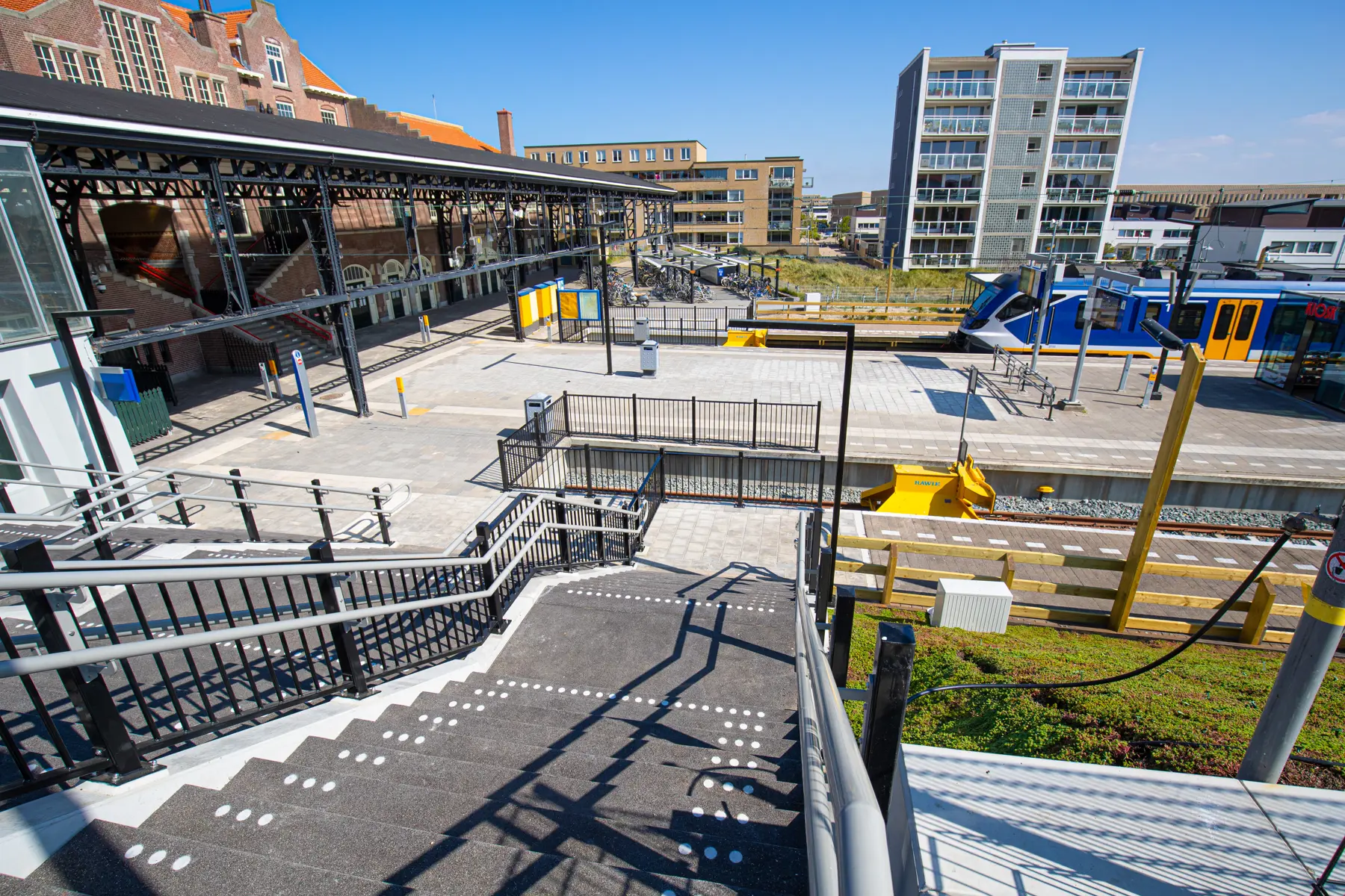De luifelkap op station Zandvoort is aan renovatie toe
