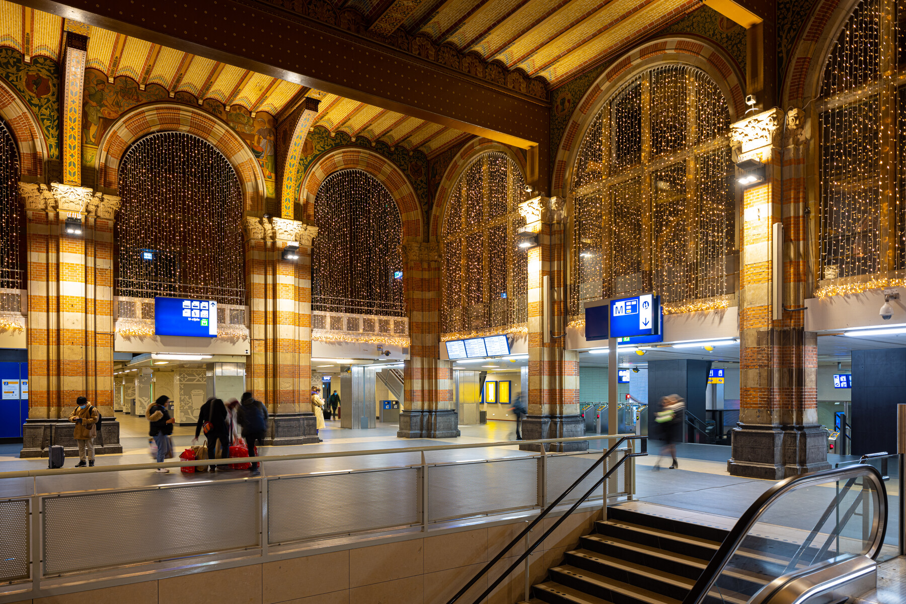Amsterdam Centraal in een kerstjasje