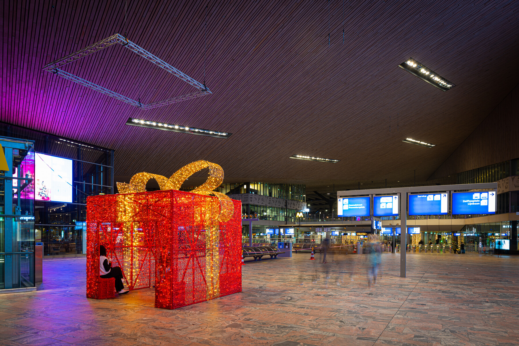 Rotterdam Centraal in een kerstjasje