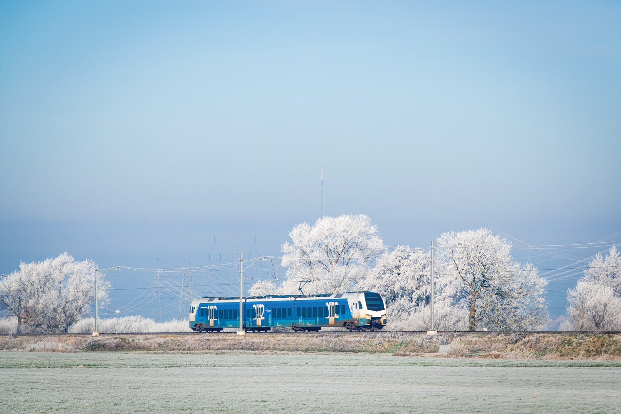 Trein in een winterlandschap bij Zwolle