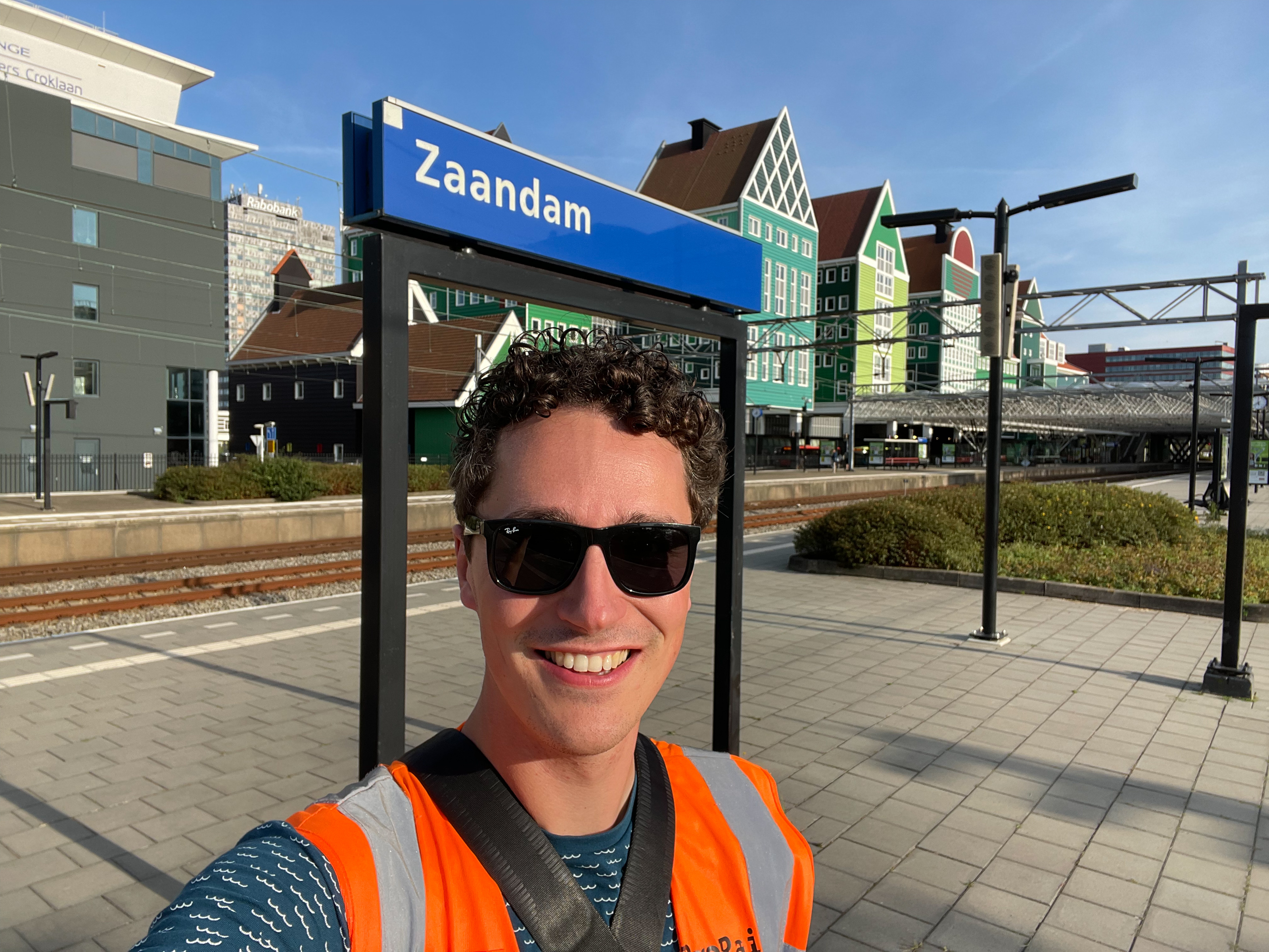 Fotograaf Stefan Verkerk bij station Zaandam
