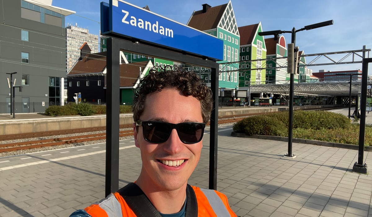 Fotograaf Stefan Verkerk bij station Zaandam