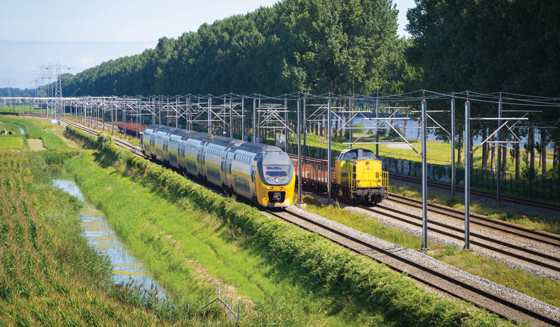 Goederen en reizigerstrein op baanvak Amsterdam – Utrecht