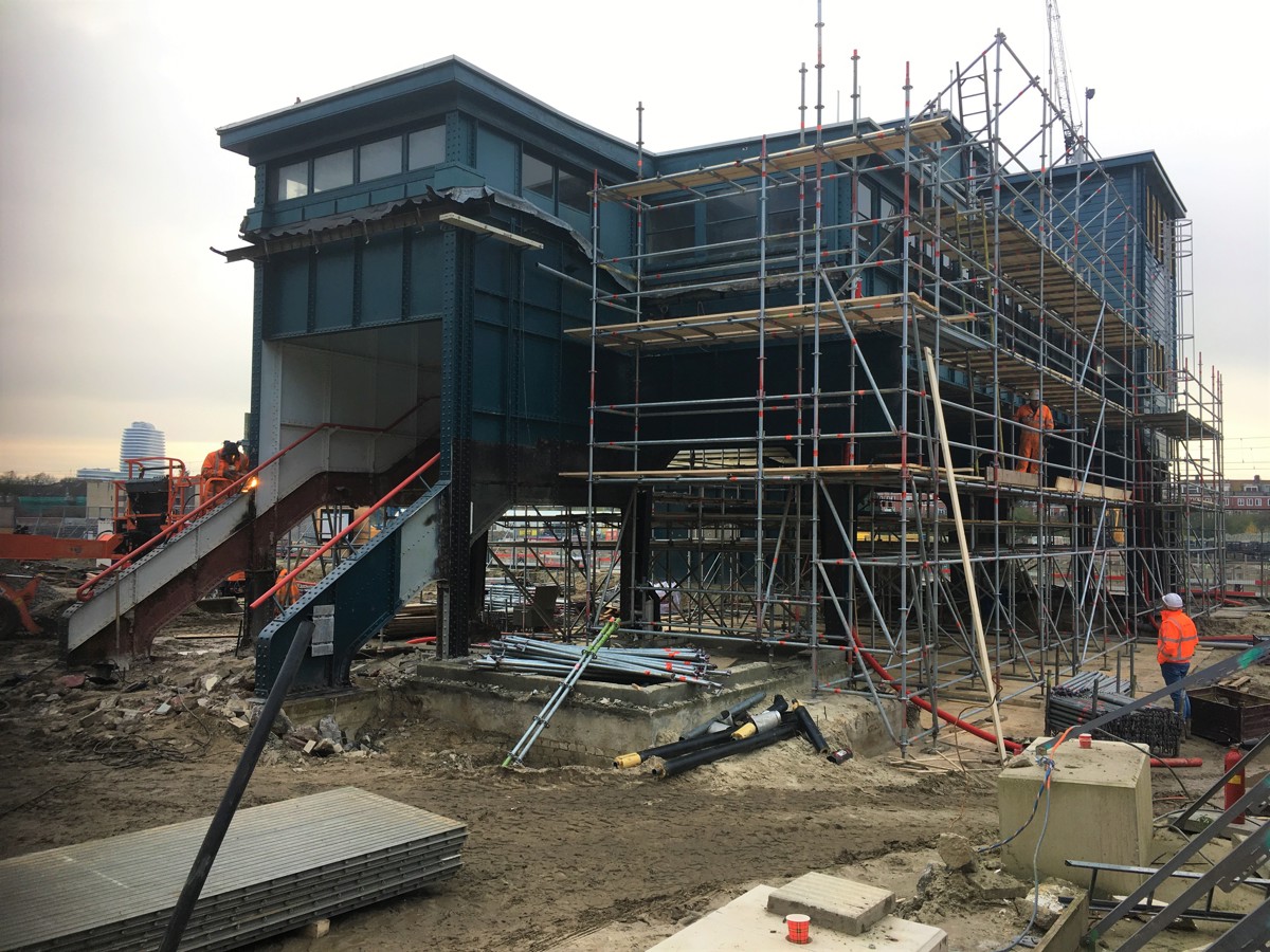 Het seinhuis wordt in de steigers gezet