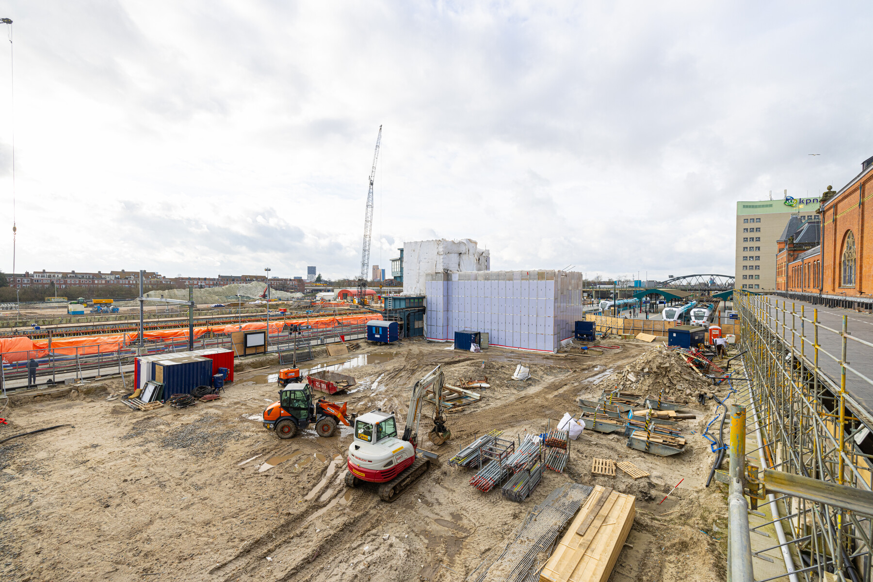 Het ingepakte seinhuis. Achter de schermen wordt het seinhuis gecoat