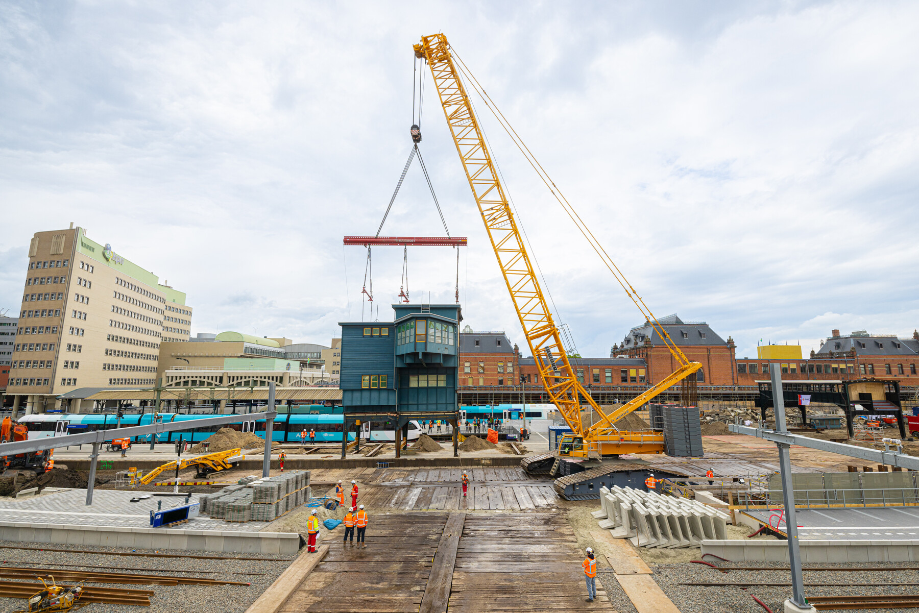 Het seinhuis onderweg naar zijn nieuwe  tijdelijke plek