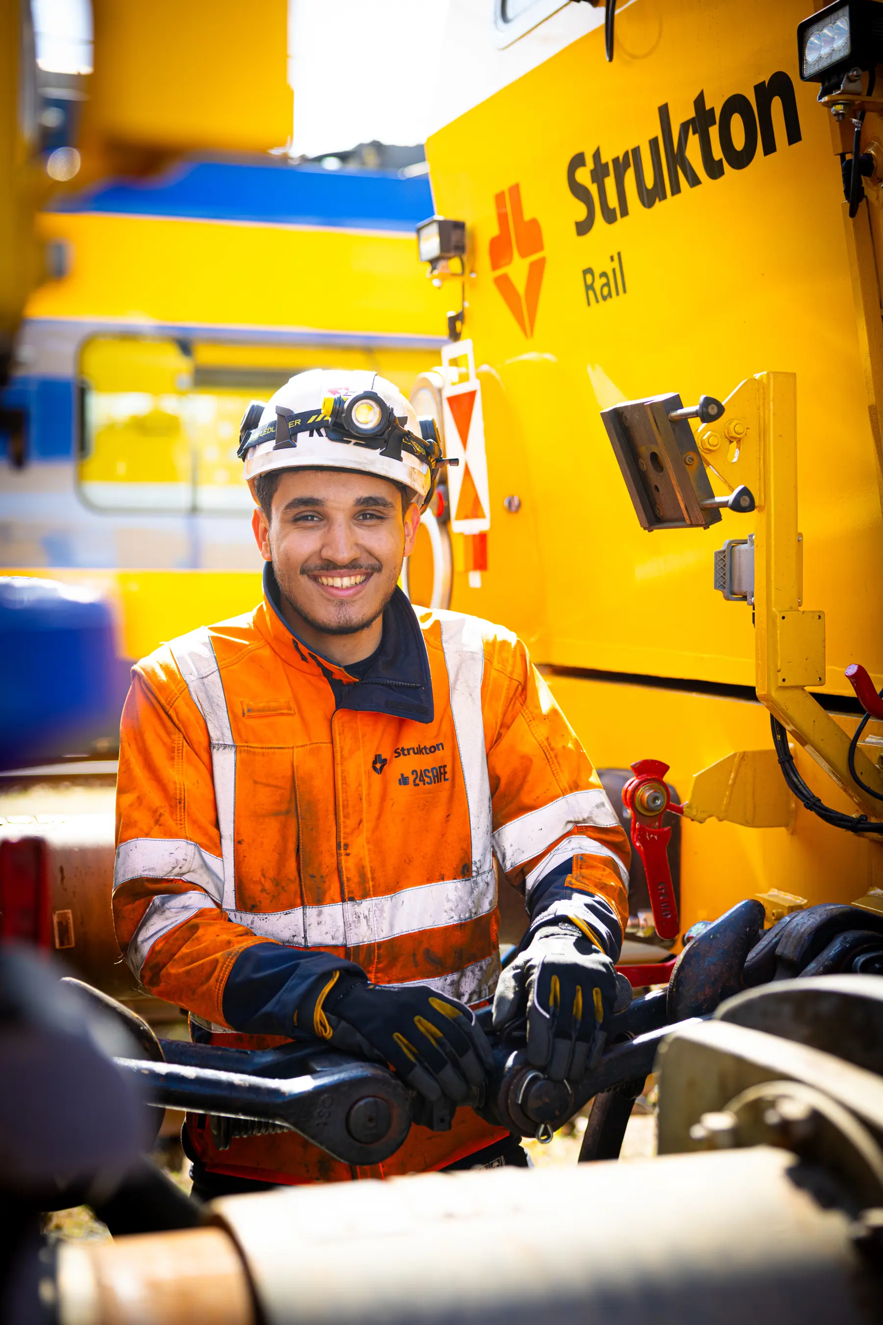 Anwar Ben Mansour zorgt als machinist bij Strukton Rail dat spoorwerkmaterieel veilig op de juiste locatie terechtkomt