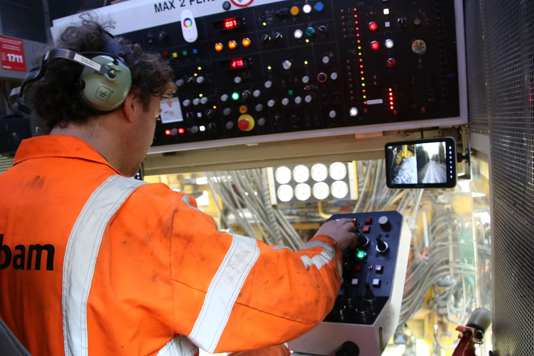 Thomas aan het bedieningspaneel van een werktrein