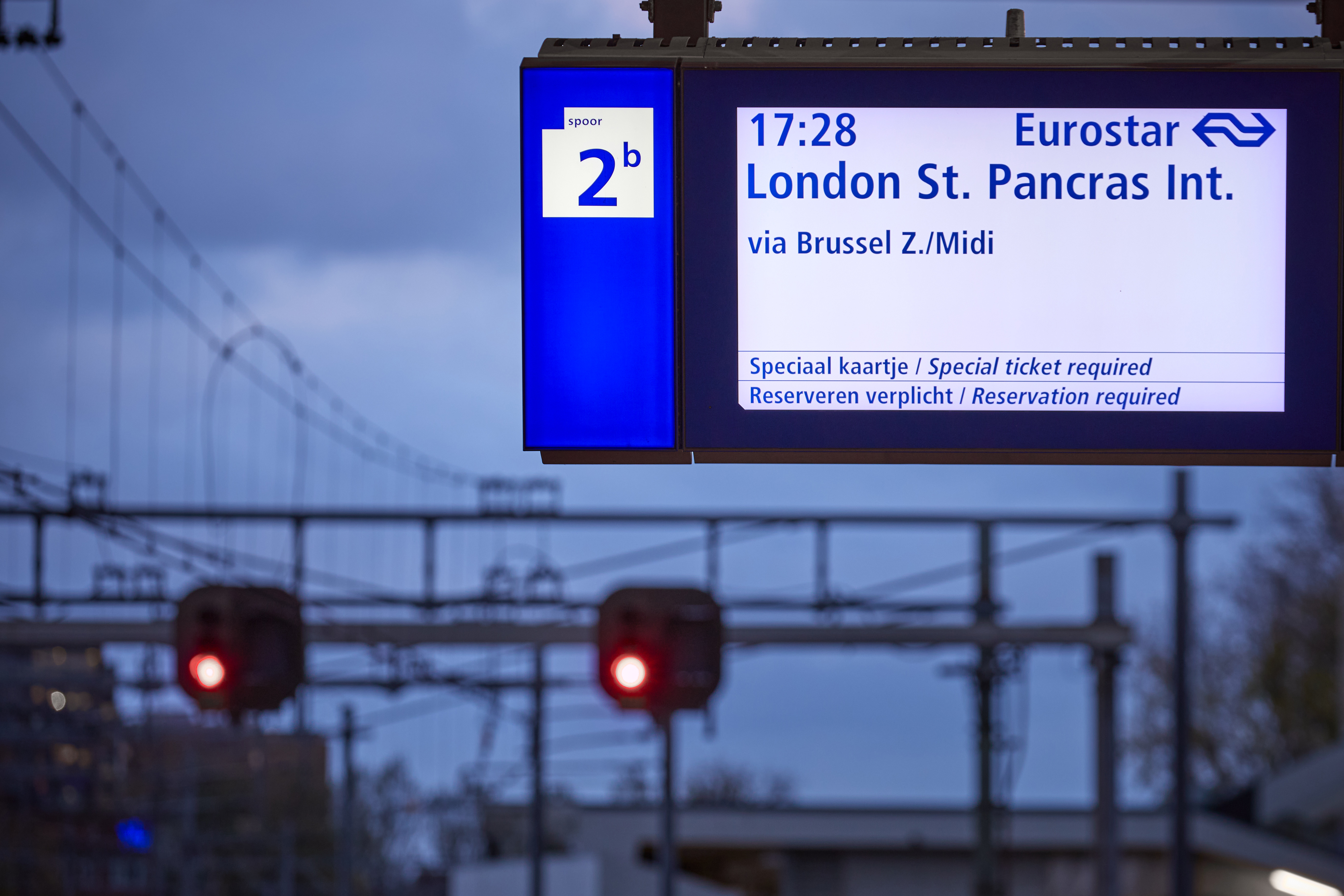 Informatiebord op station: de Eurostar vertrekt