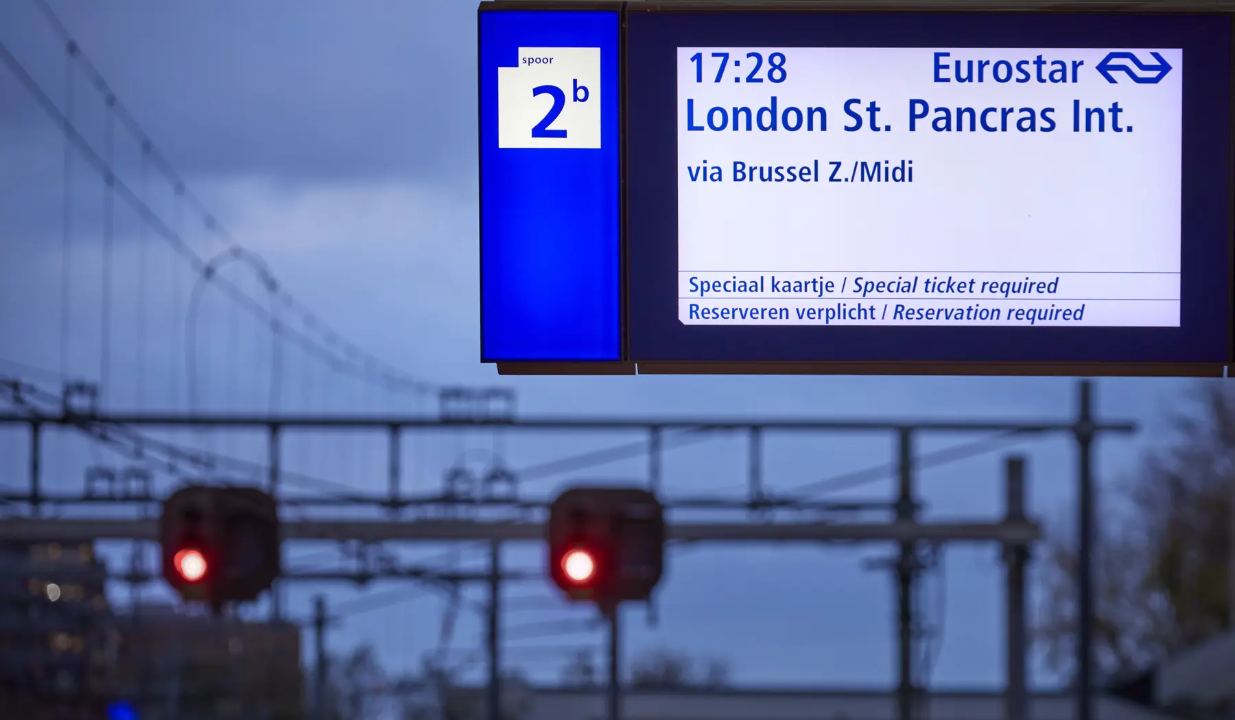 Informatiebord op station: de Eurostar vertrekt