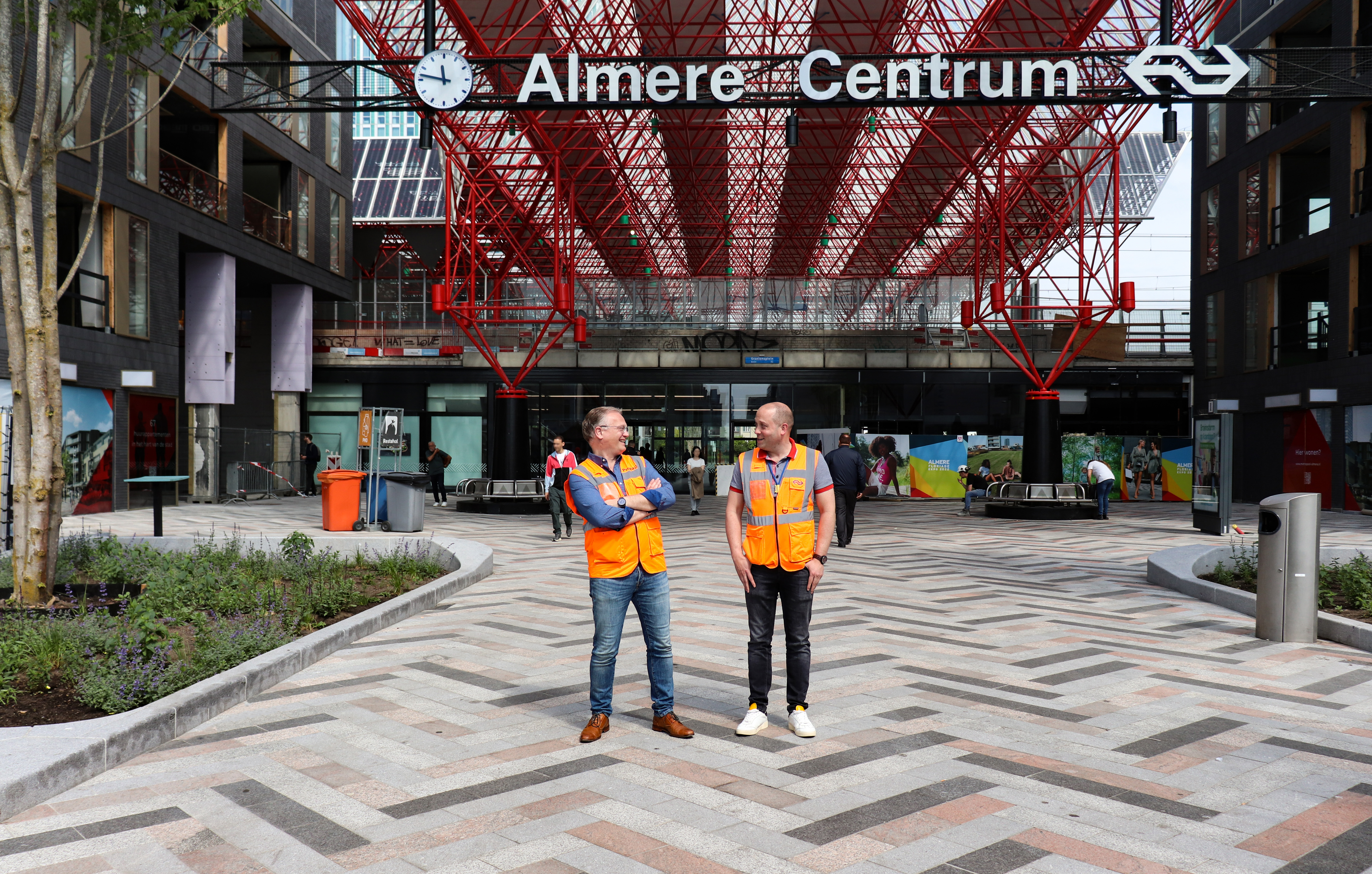 Erwin de Boer van ProRail en Renger Bruce van NS Stations werken nauw samen aan de verbouwing van Almere Centrum.  