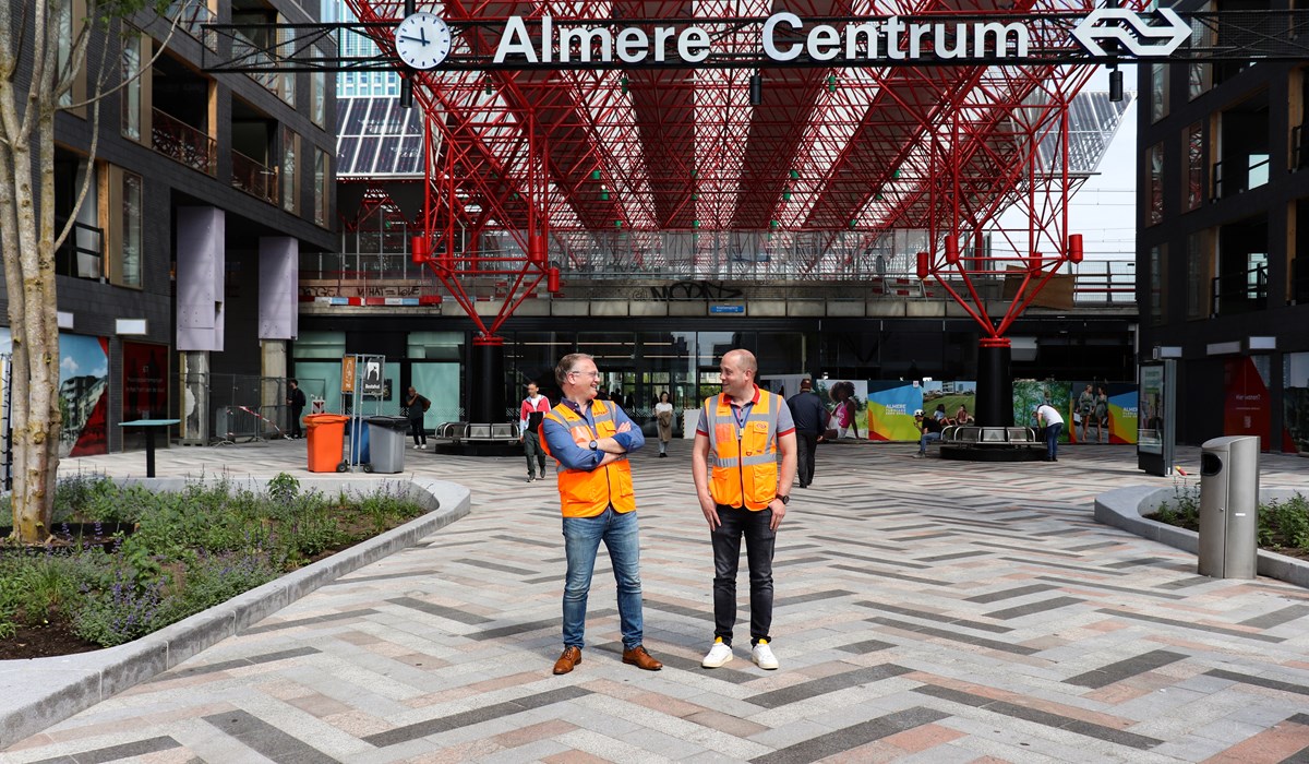 Erwin de Boer van ProRail en Renger Bruce van NS Stations werken nauw samen aan de verbouwing van Almere Centrum.  