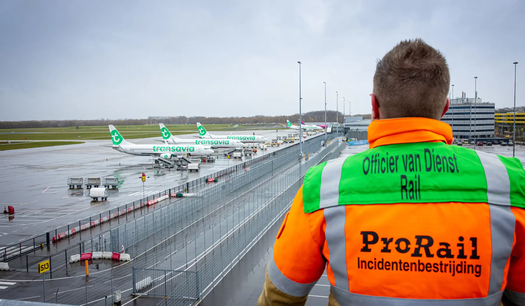 Ezra Vertommen studeerde af als piloot, nu is hij Officier van Dienst Rail bij ProRail