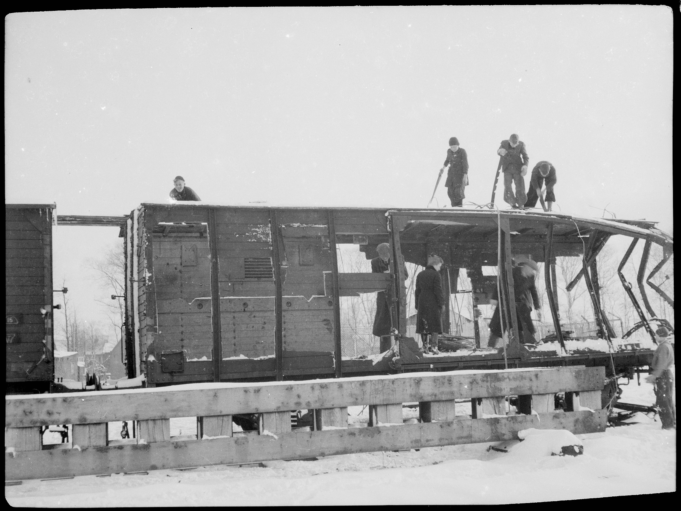 De restanten van een treinwagon, in de sneeuw
