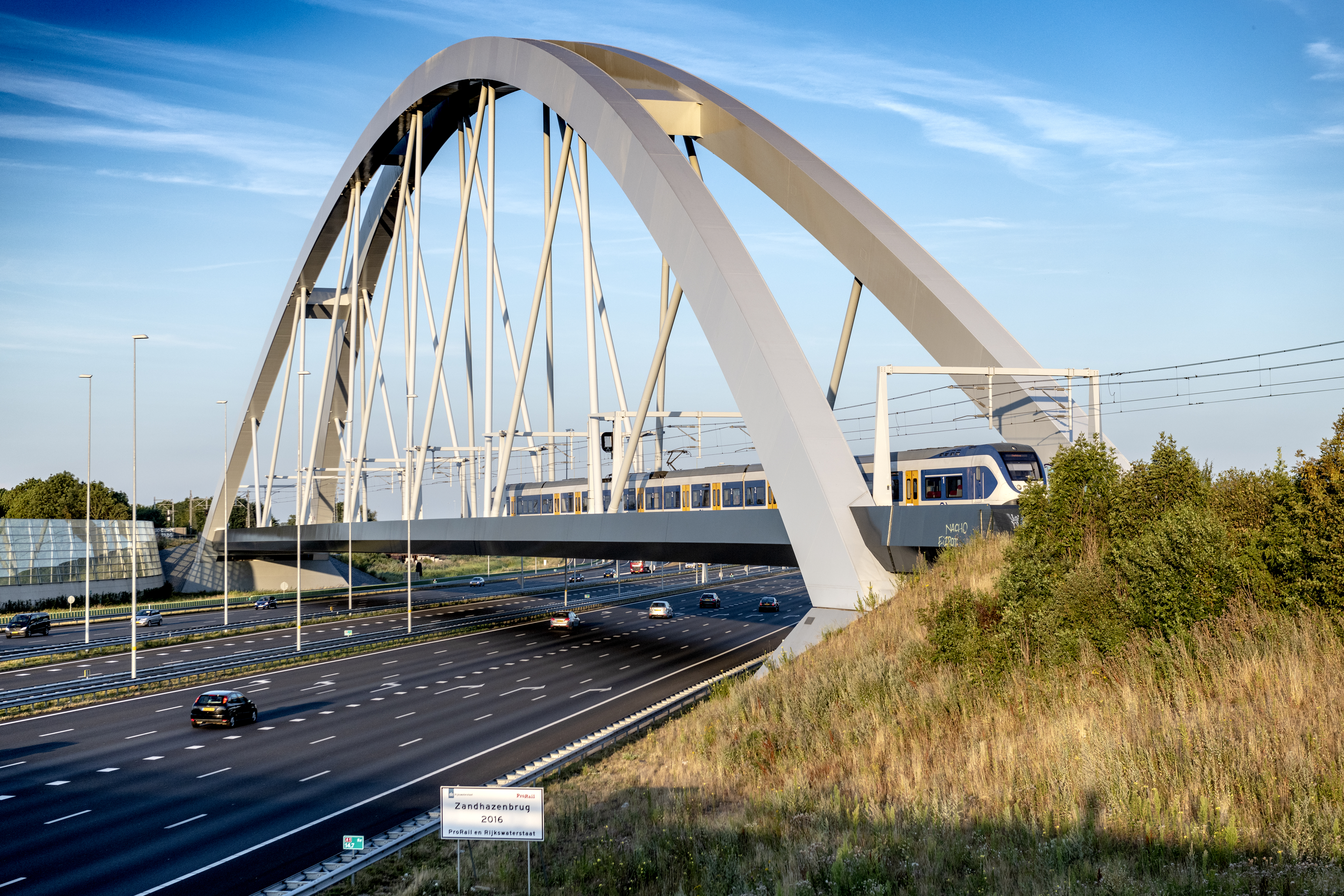 De Zandhazenbrug over snelweg A1