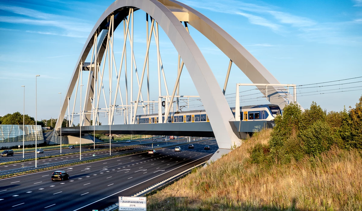 De Zandhazenbrug over snelweg A1