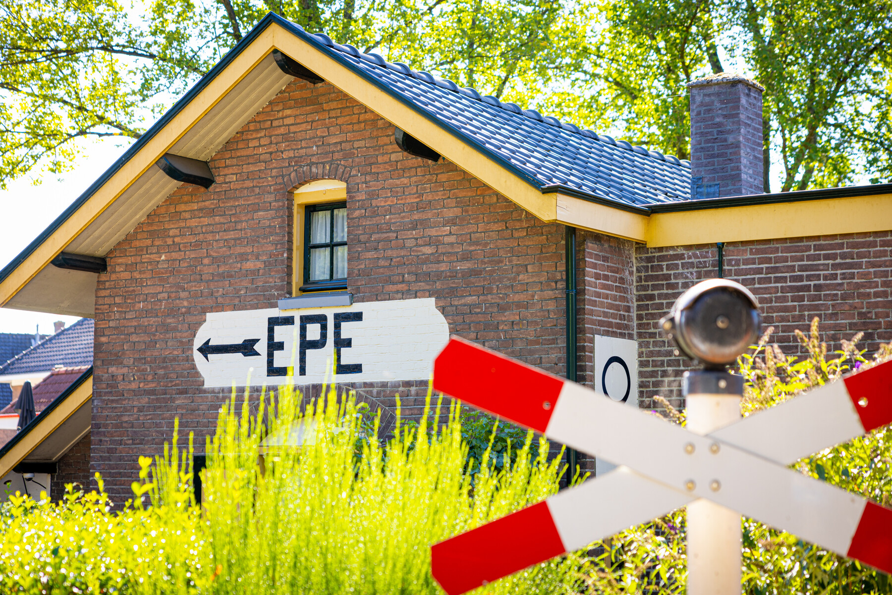 De gemeente zorgt ervoor dat het te herkennen blijft waar het spoor liep.