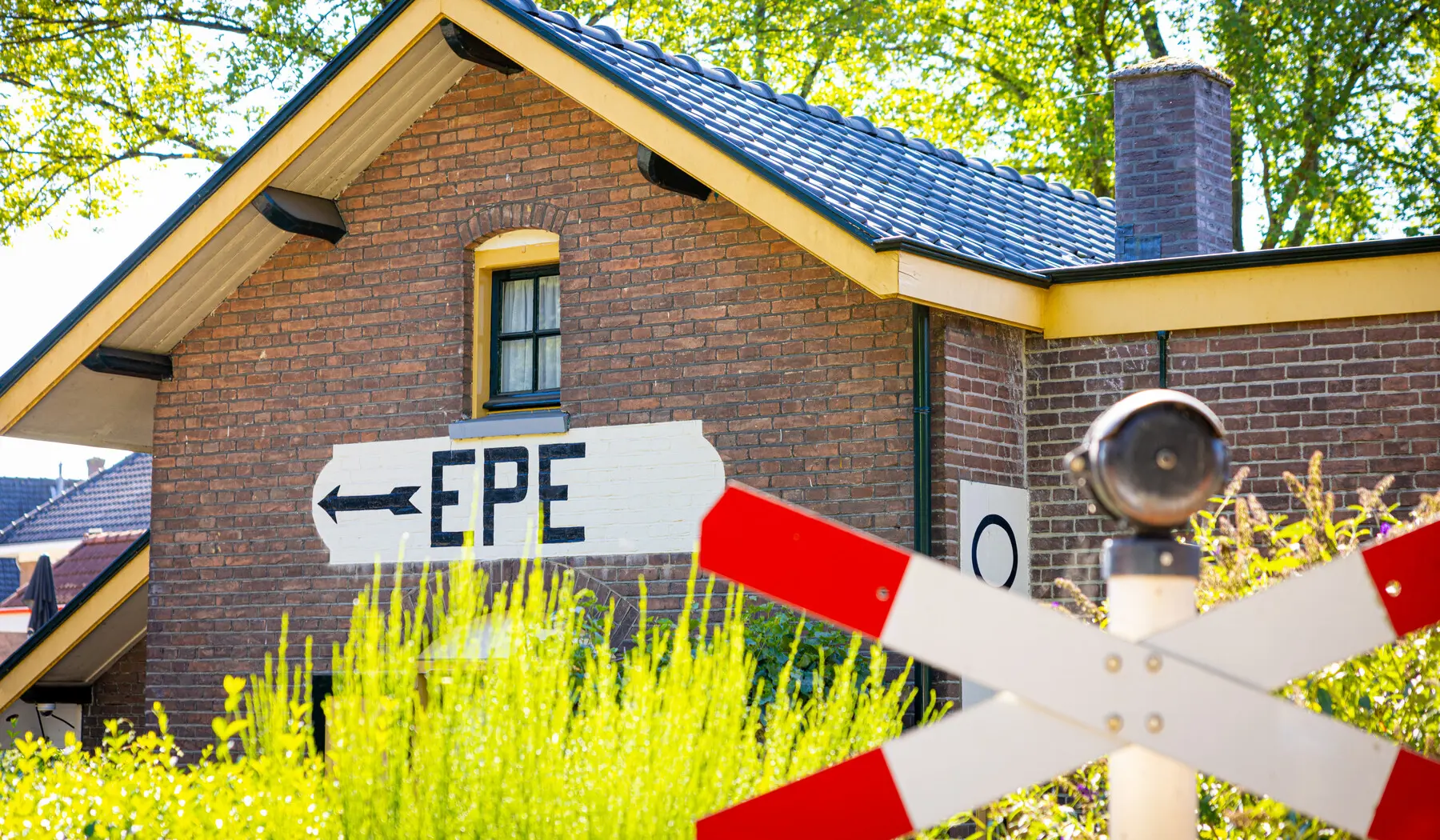 De gemeente zorgt ervoor dat het te herkennen blijft waar het spoor liep.