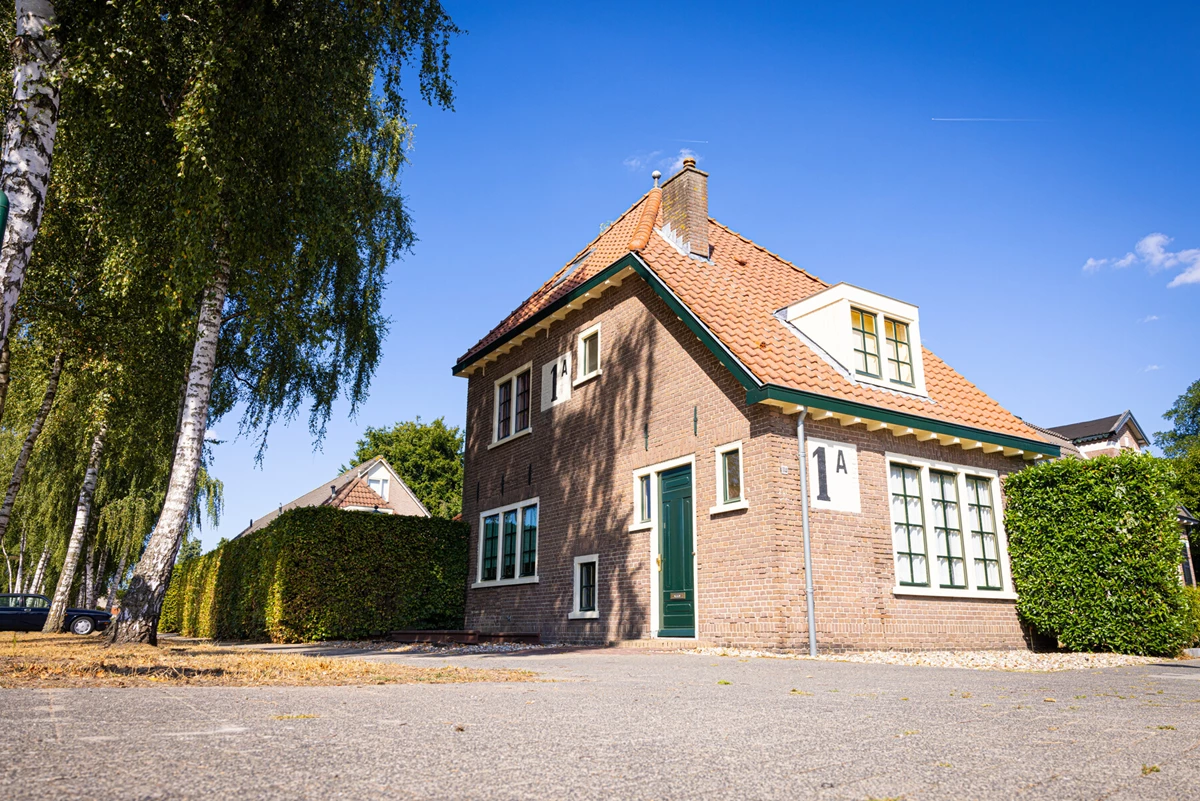 Een spoorwachtershuisje in Apeldoorn. Dit is een gemeentelijk monument. 