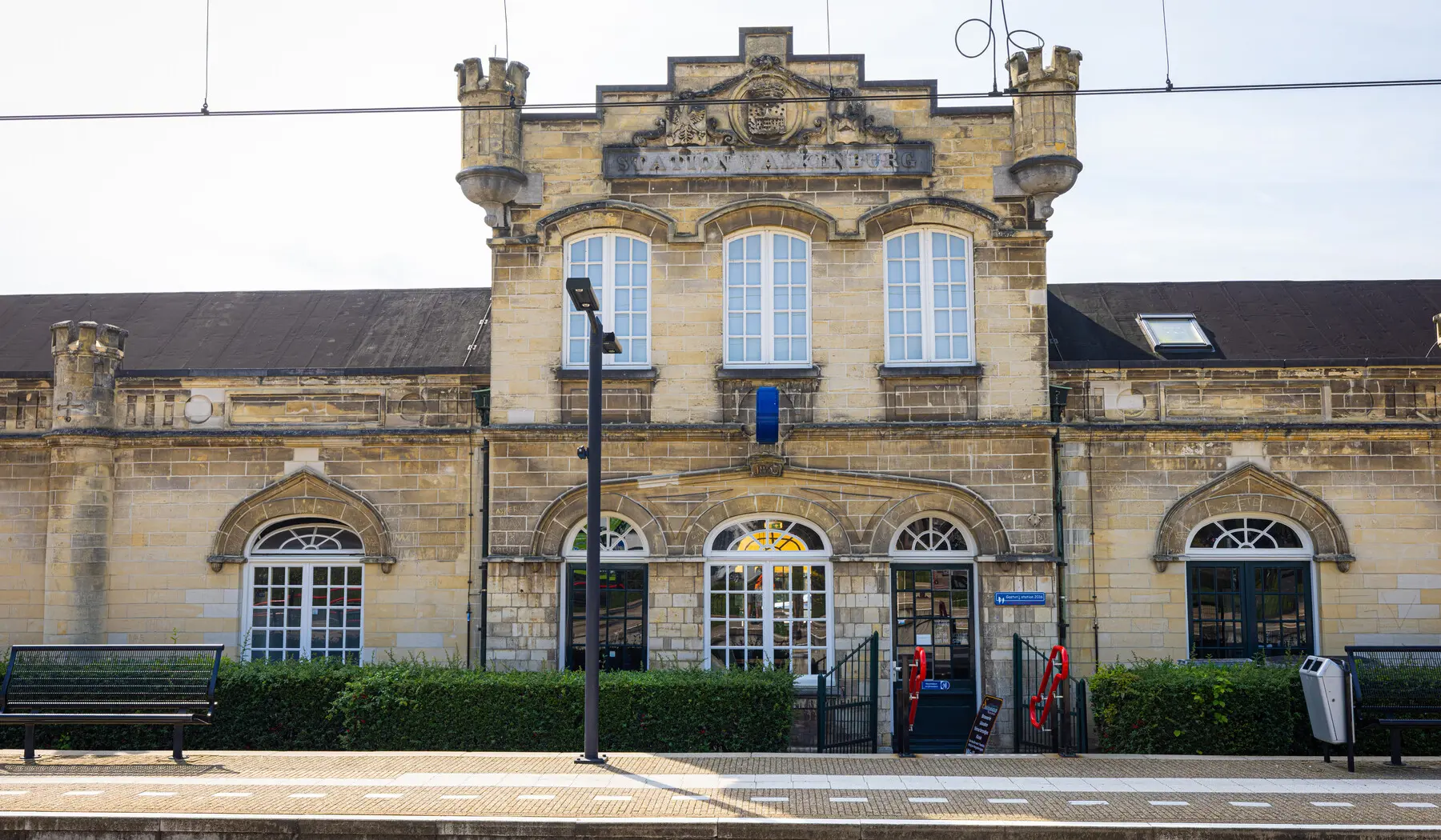 Vooraanzicht stationsgebouw Valkenburg